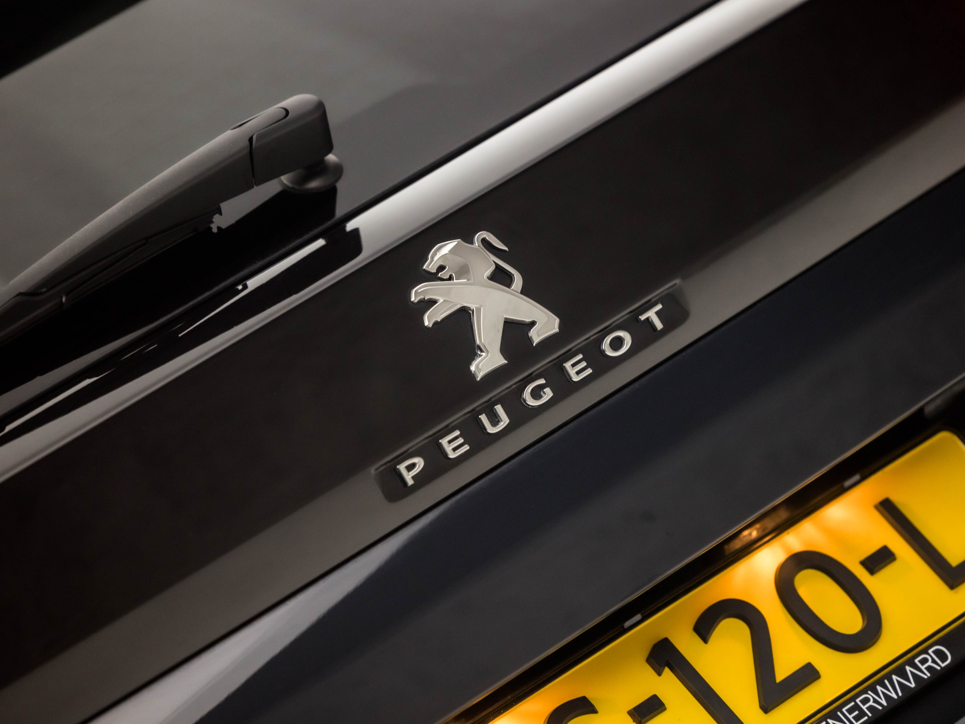 Peugeot 3008 1.2 PureTech Allure Automaat (APPLE CARPLAY, LED KOPLAMPEN, FOCAL AUDIO, LEDER, SPORTSTOELEN, GETINT GLAS, CRUISE, DAKRAILS, NIEUWSTAAT)