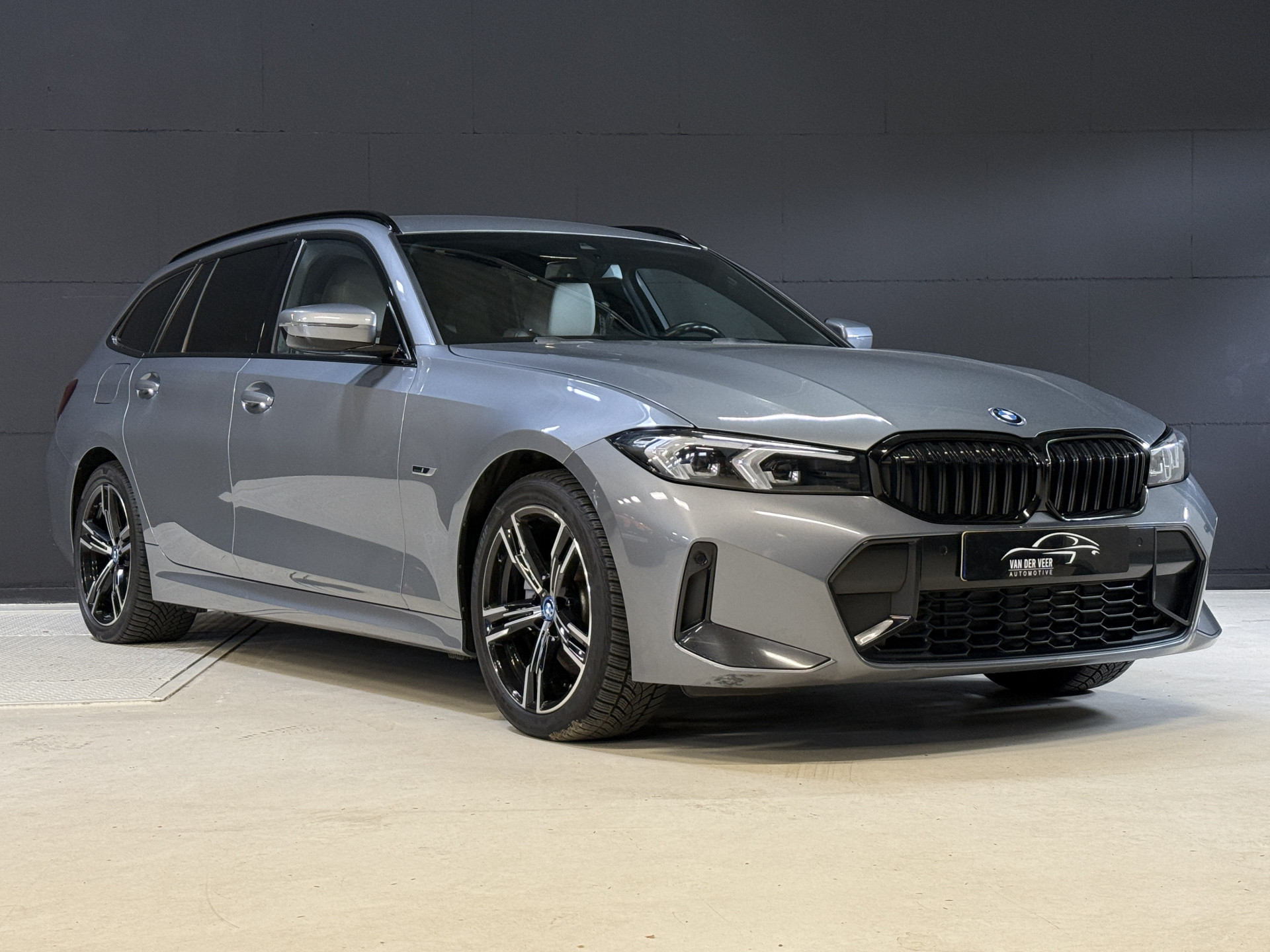 BMW 3-serie Touring 330e | M-Sport | Facelift | Lederen sportstoelen | Harman/Kardon | Sfeerverlichting | Full LED