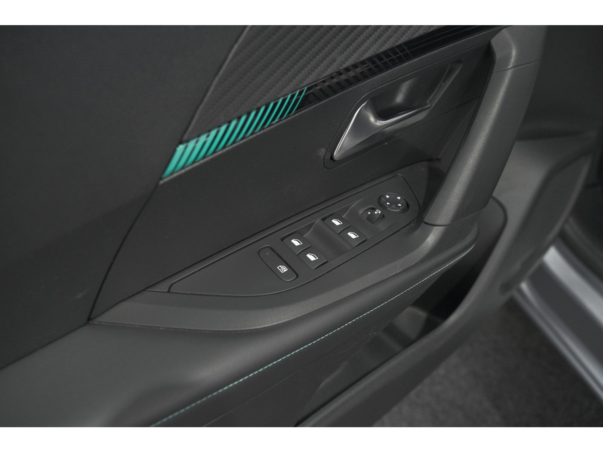 Peugeot e-2008 EV Allure Pack 50 kWh | 3 Fase Laadfunctie | Camera | Navigatie | Parkeersensoren | Apple Carplay