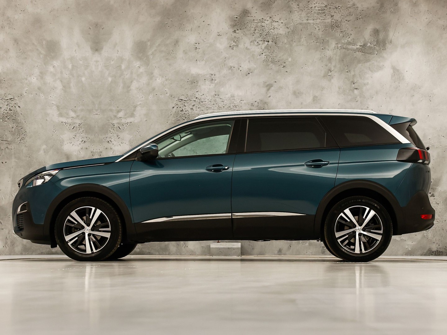 Peugeot 5008 1.2 PureTech GT-Line 7 Persoons Automaat 131Pk (GROOT NAVI, APPLE CARPLAY, 360 CAMERA, SPORTSTOELEN, KEYLESS, VIRTUAL DASHBOARD, LM VELGEN, NIEUWE APK)