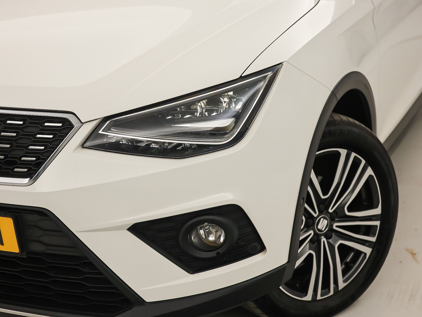 SEAT Arona 1.0 TSI Sport (APPLE CARPLAY, GROOT NAVI, CLIMATE, ZWART HEMEL, SPORTSTOELEN, PARKEERSENSOREN, ELEK PAKKET, CRUISE, NIEUWSTAAT)