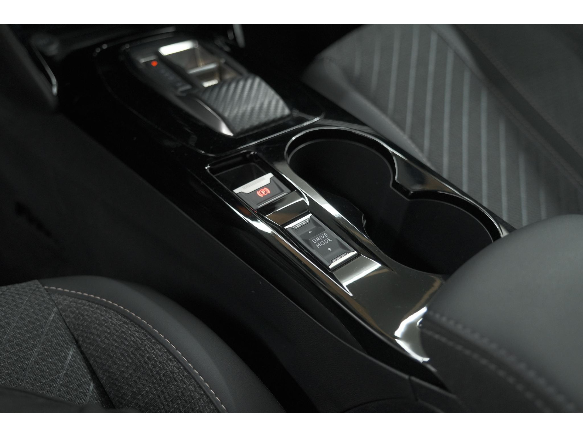 Peugeot 2008 1.2 Hybrid 145 Allure | Apple Carplay | Climate Control | Parkeersensoren Voor + Achter