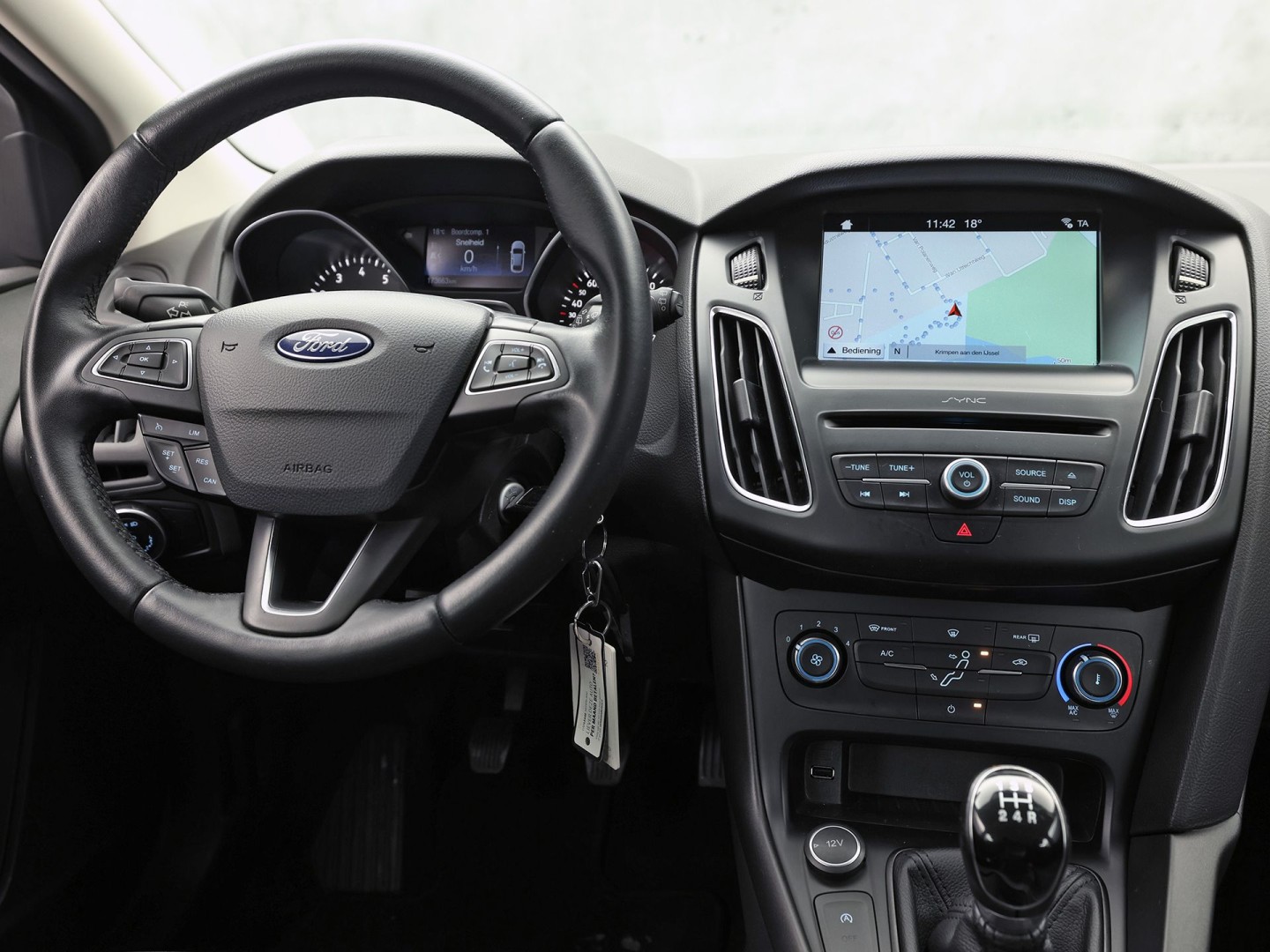 Ford Focus 1.0 Sport (NAVIGATIE, LM VELGEN, PARKEERSENSOREN, TREKHAAK, SPORTSTOELEN, CRUISE, NIEUWSTAAT)