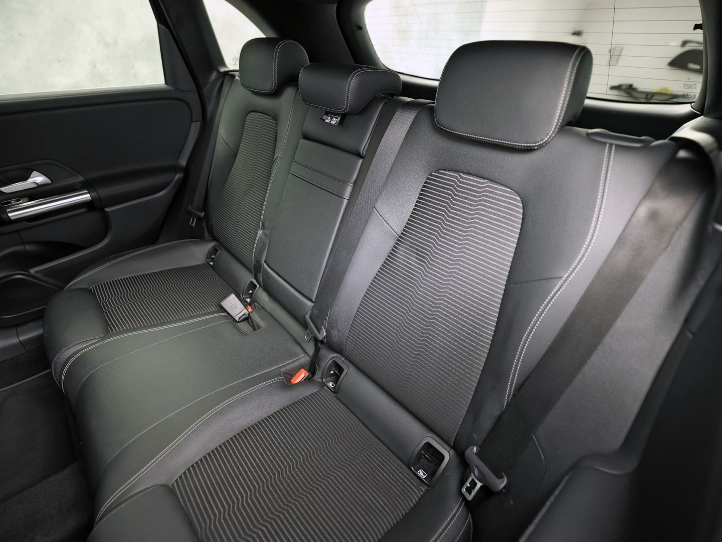 Mercedes-Benz B-Klasse 200 Business Solution Luxury 163Pk Automaat (GROOT NAVI, LEDER, CAMERA, GETINT GLAS, SPORTSTOELEN, STOELVERWARMING, TREKHAAK, NIEUWE APK, NIEUWSTAAT)