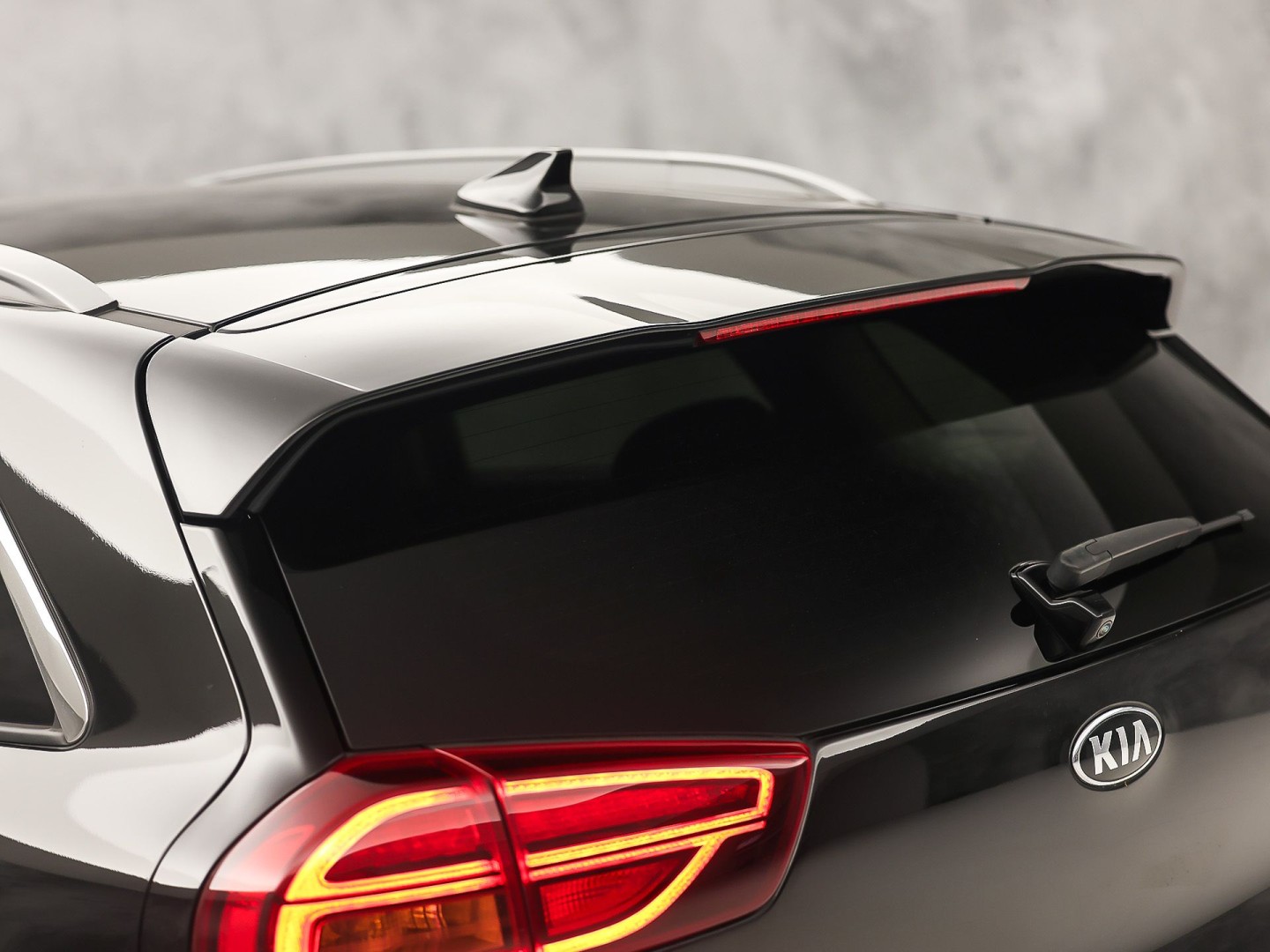 Kia Niro 1.6 GDi PHEV DynamicPlusLine Automaat (APPLE CARPLAY, GROOT NAVI, STUUR/STOELVERWARMING, CAMERA, TREKHAAK, SPORTSTOELEN, GETINT GLAS, ADAPTIVE CRUISE, NIEUWSTAAT)