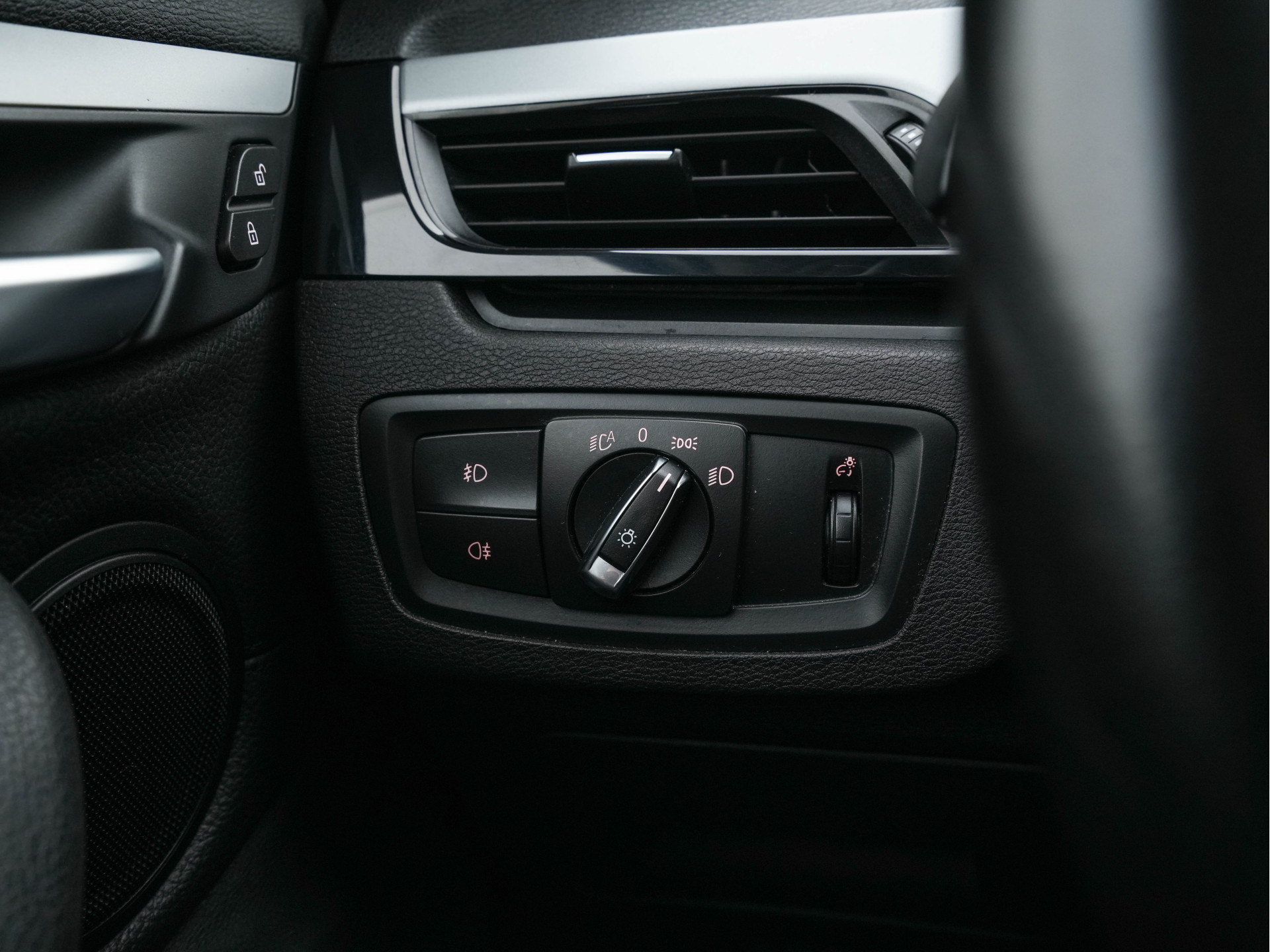 BMW X1 sDrive16d Centennial High Executive *LUXURY-LEATHER | NAVI-FULLMAP | HIFI-SOUND | FULL-LED | HEAD-UP | DAB | PRIVACY-GLASS | ECC | PDC | CRUISE | HEATED-COMFORTSEATS | TOWBAR | KEYLESS | 17"ALU*