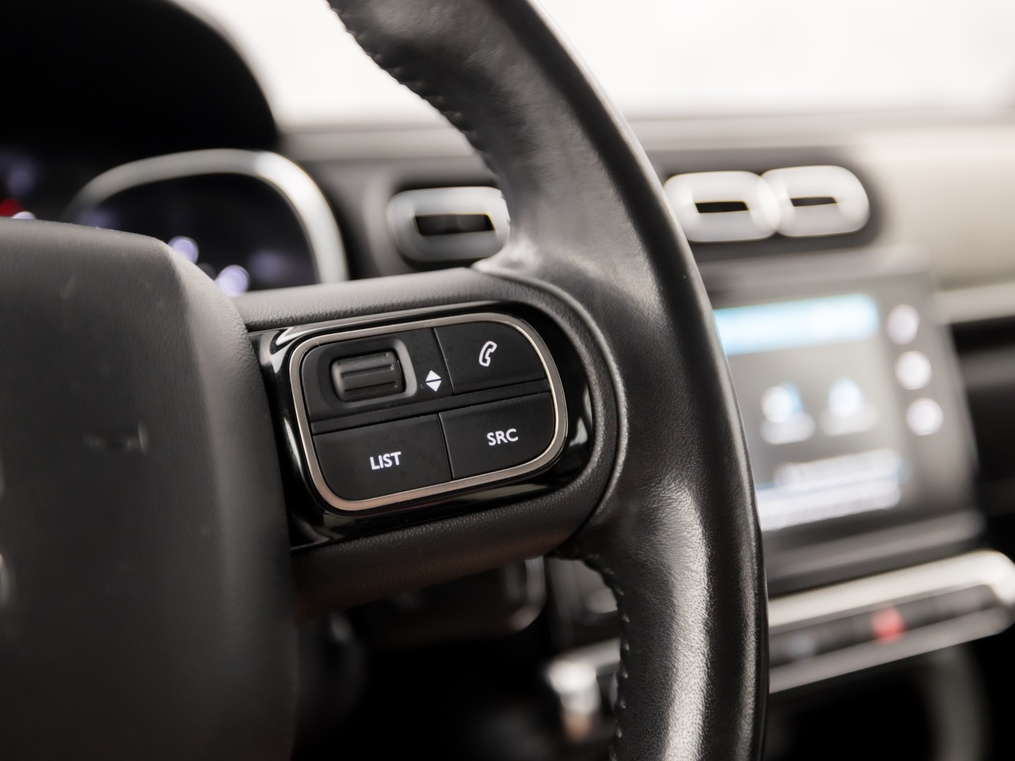 Citroën C3 1.2 PureTech S&S Shine Sport 110Pk (APPLE CARPLAY, GROOT NAVI, STOELVERWARMING, SPORTSTOELEN, CRUISE, LANE ASSIST, NIEUWSTAAT)