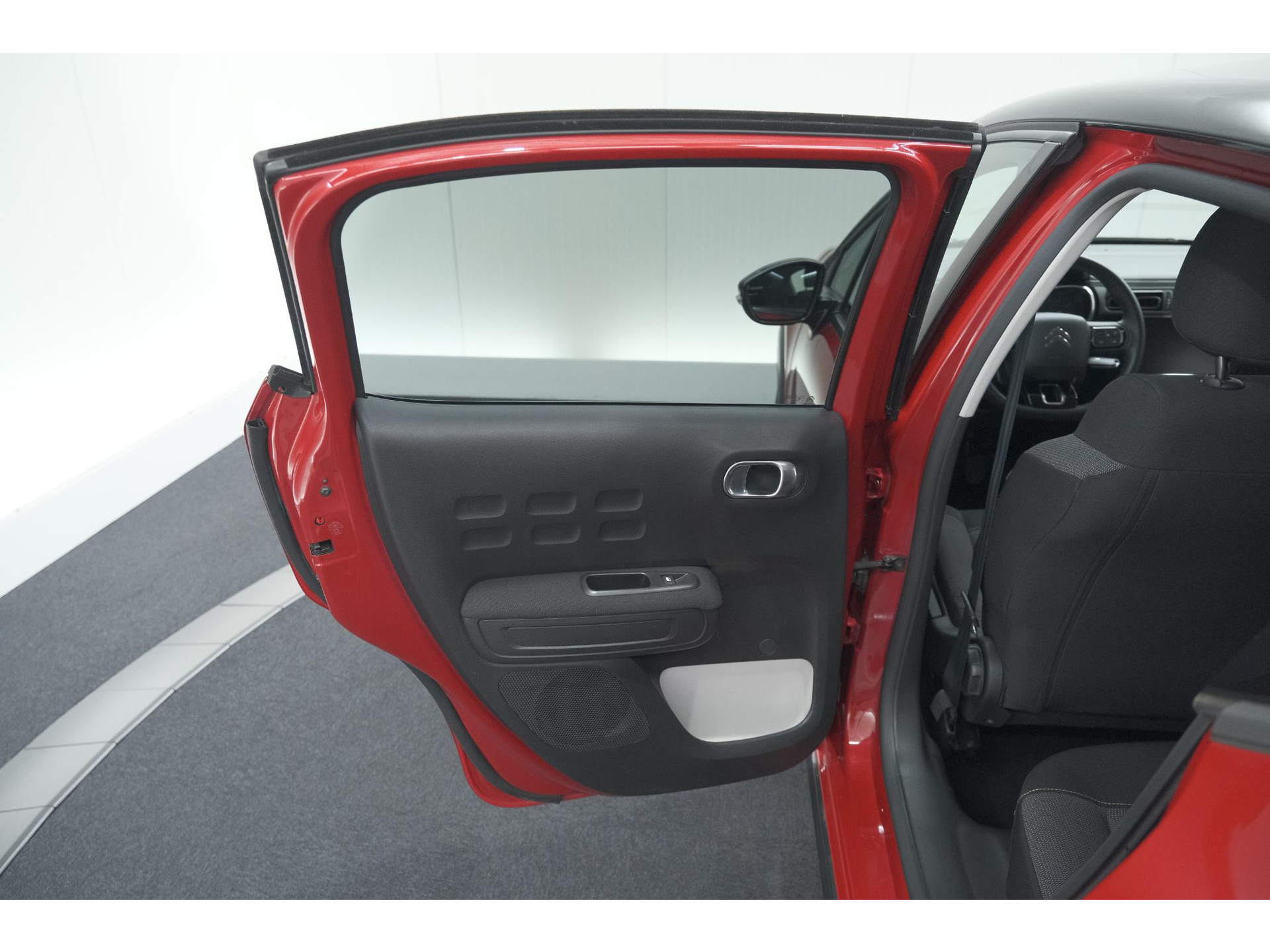 Citroen C3 PureTech 82 S&S Shine | Camera | Apple Carplay | Parkeersensoren | 16 Inch Velgen