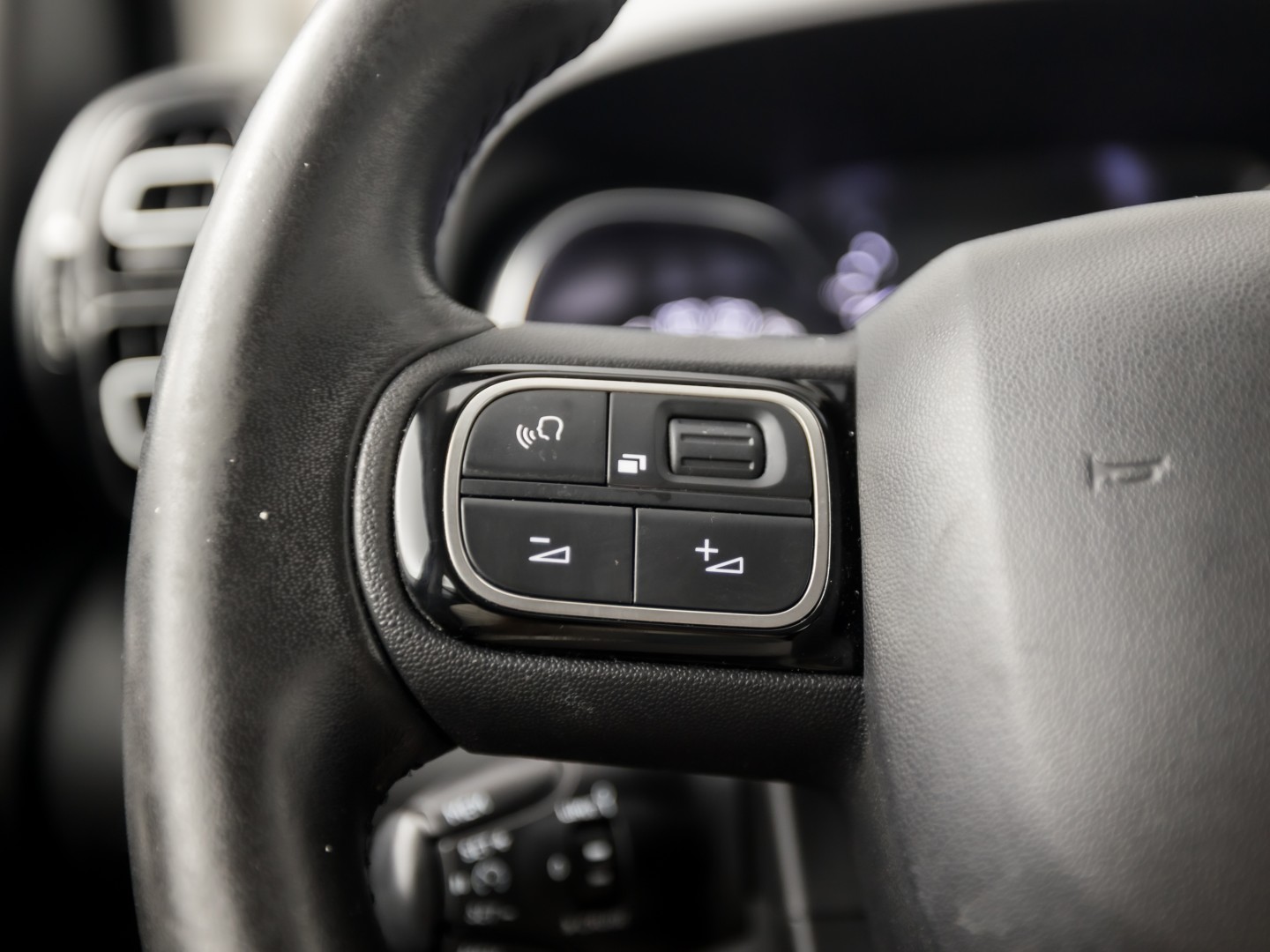 Citroën C3 Aircross 1.2 PureTech S&S Sport (APPLE CARPLAY, GROOT NAVI, LM VELGEN, TREKHAAK, GETINT GLAS, SPORTSTOELEN, CRUISE, NIEUWE APK, NIEUWSTAAT)