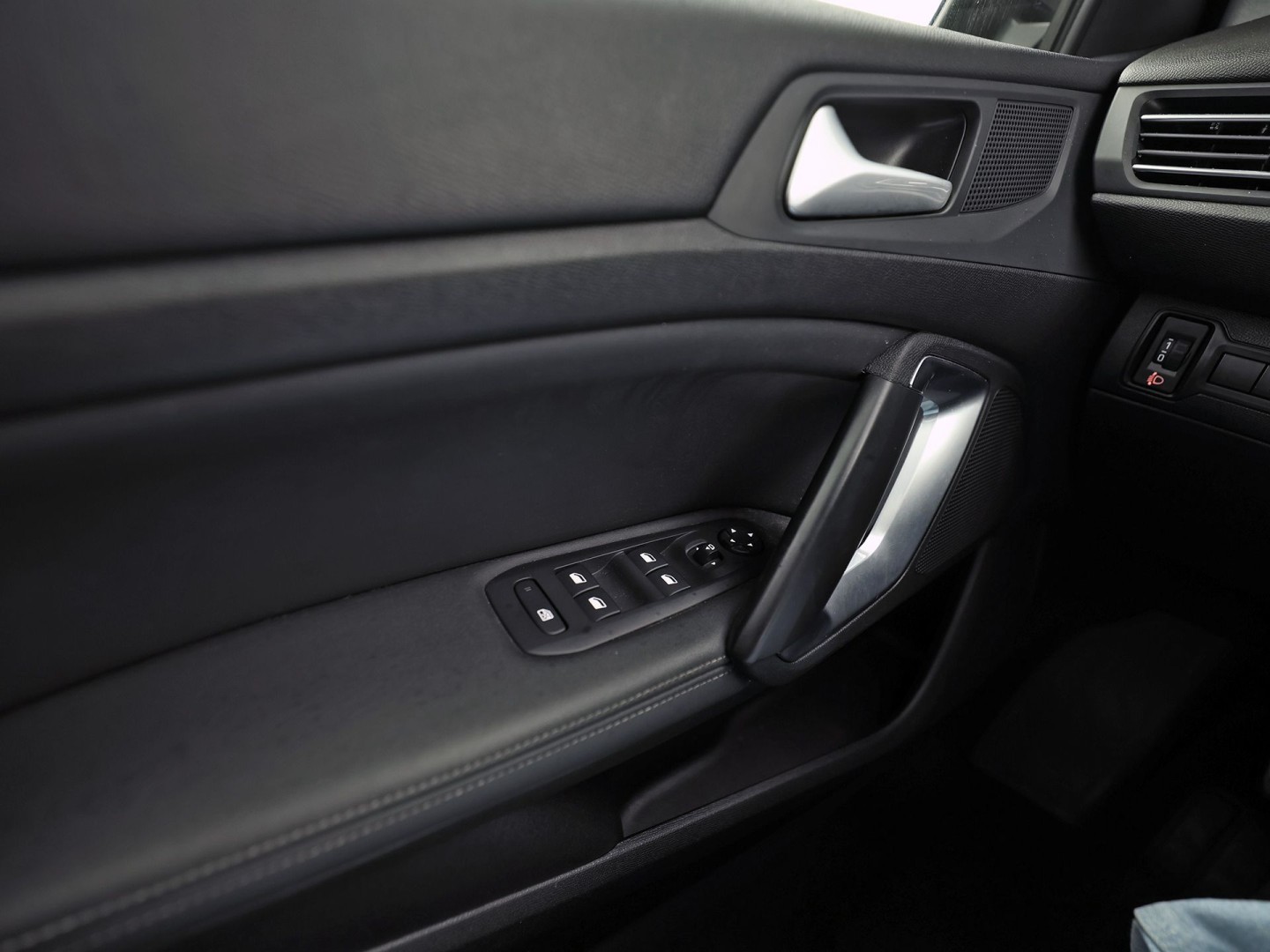 Peugeot 308 SW 1.2 PureTech Allure Sport (VIRTUAL COCKPIT, APPLE CARPLAY, GROOT NAVI, 360 CAMERA, SPORTSTOELEN, LEDER/ALCANTARA, ADAPTIVE CRUISE, NIEUWSTAAT)