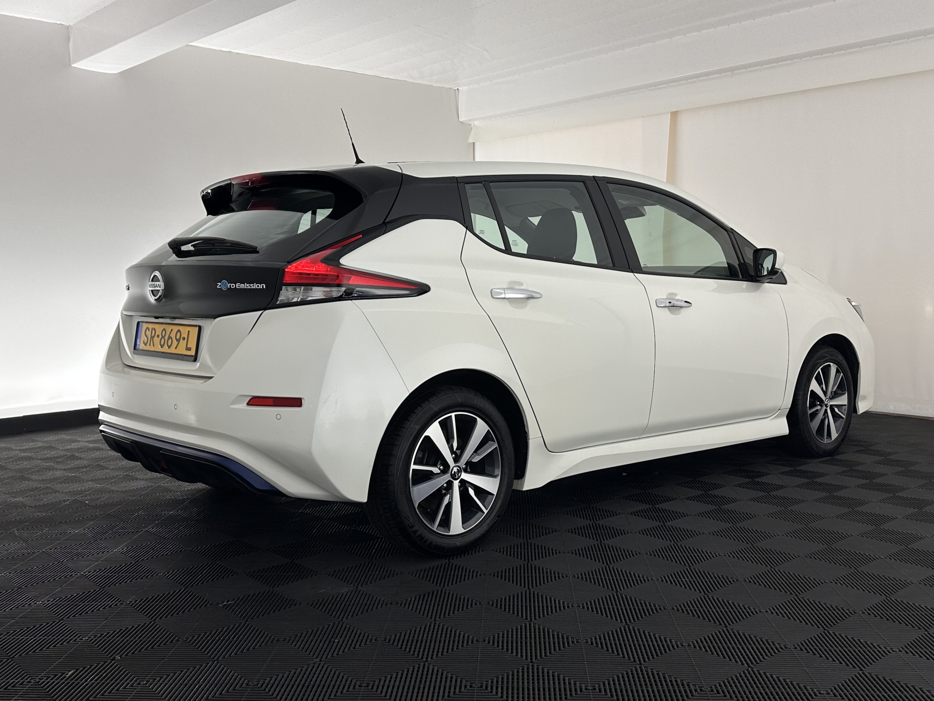 Nissan LEAF Acenta 40 kWh (INCL-BTW) Aut. *HEATPUMP | ADAPTIVE-CRUISE | KEYLESS | TOPVIEW | NAVI-FULLMAP | BLINDSPOT | DAB+ | HEATED-COMFORTSEATS | DIGI-COCKPIT | PRIVACYGLASS | 16"ALU*