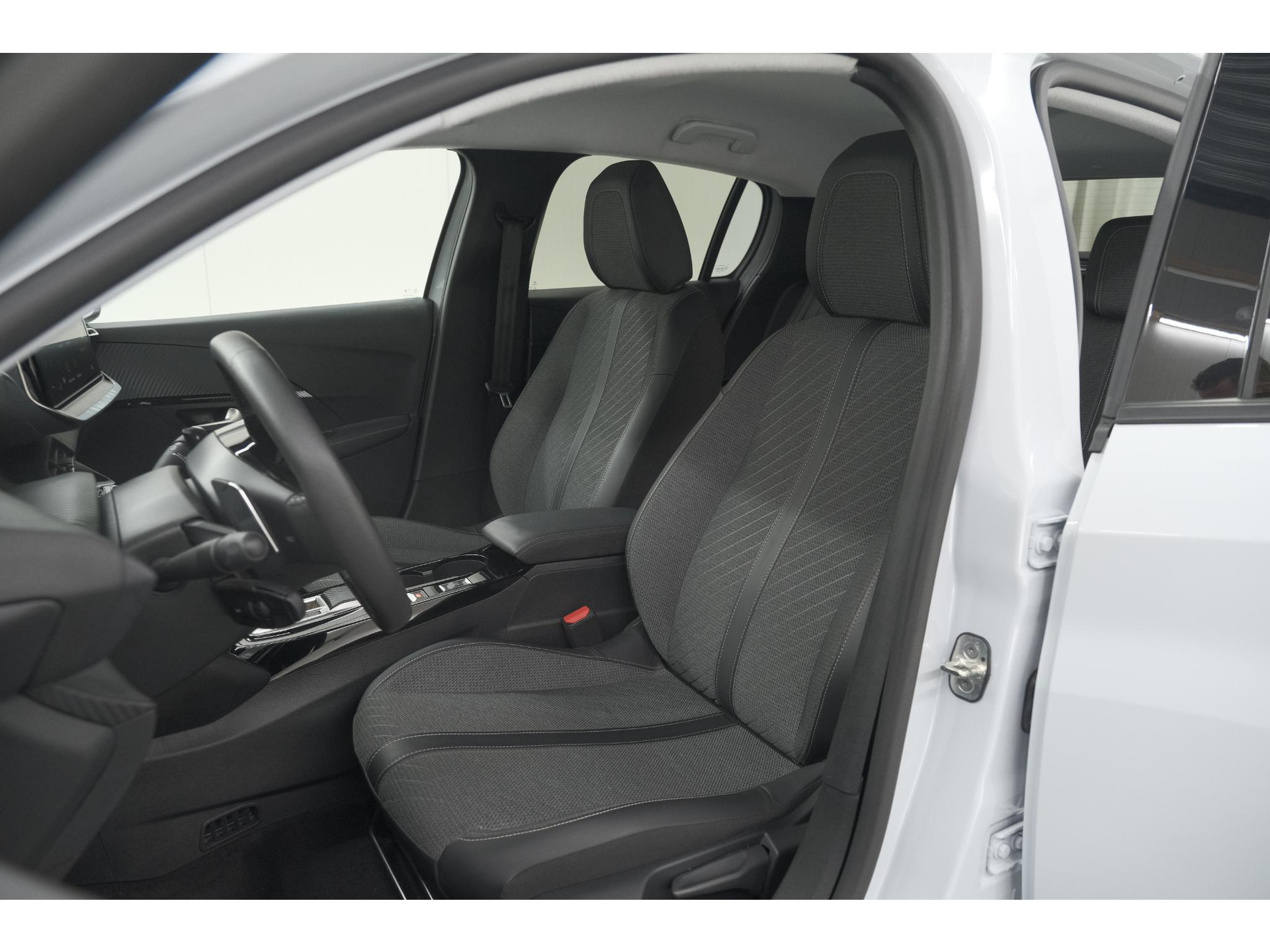 Peugeot 208 1.2 Hybrid 110 e-DCS6 Allure | Climate Control | Apple Carplay | Parkeersensoren