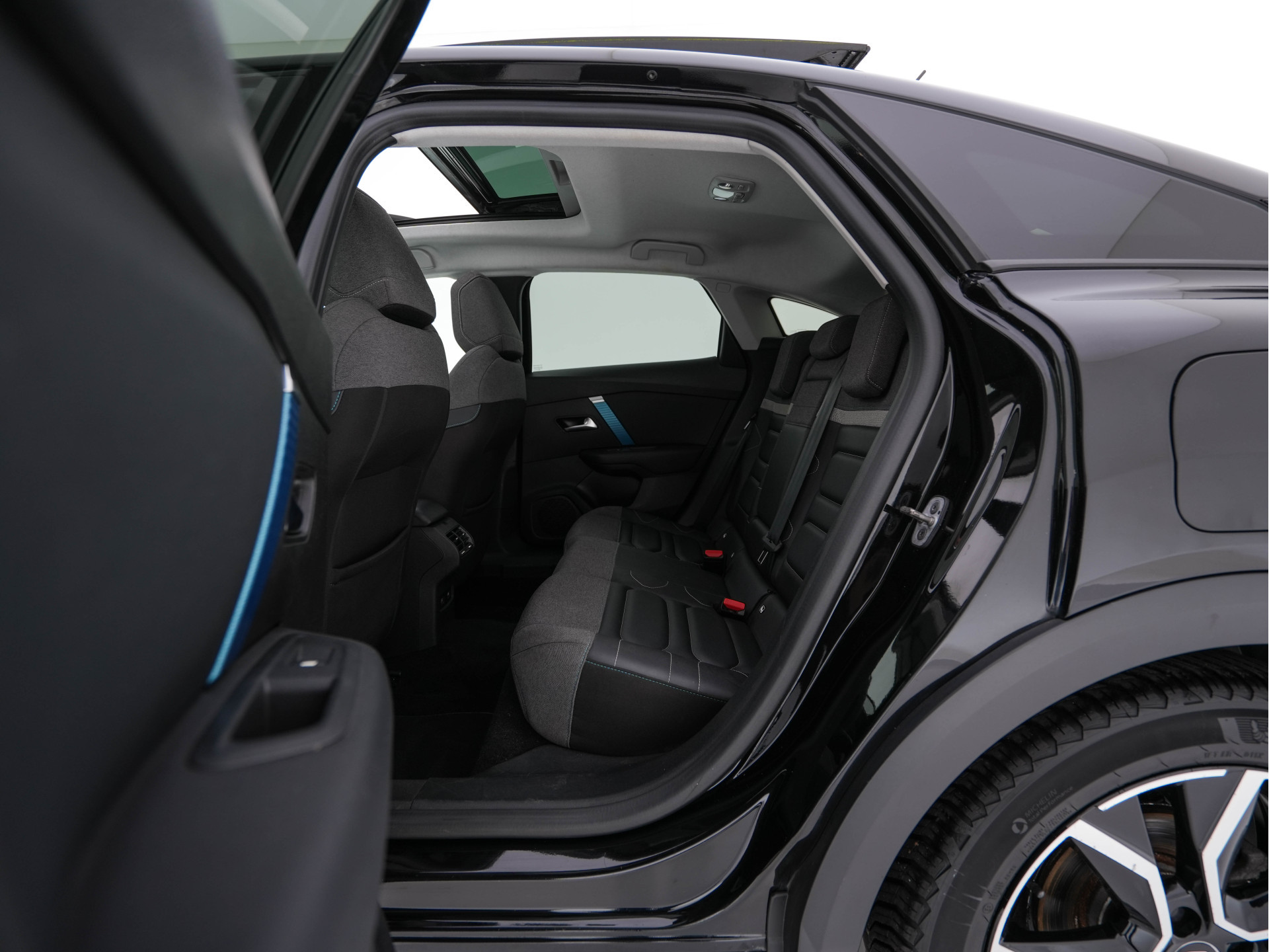 Citroën Ë-C4 Feel 50 kWh [ 3-Fase-11kW ] (INCL-BTW) *PANO | HEAD-UP | LEATHER-FABRIC | FULL-LED | DIGI-COCKPIT | BLINDSPOT | CARPLAY | COMFORT-SEATS | ECC | LANE-ASSIST | KEYLESS | PDC | CRUISE | DAB  | CCS-FASTLOADER | 18''ALU*