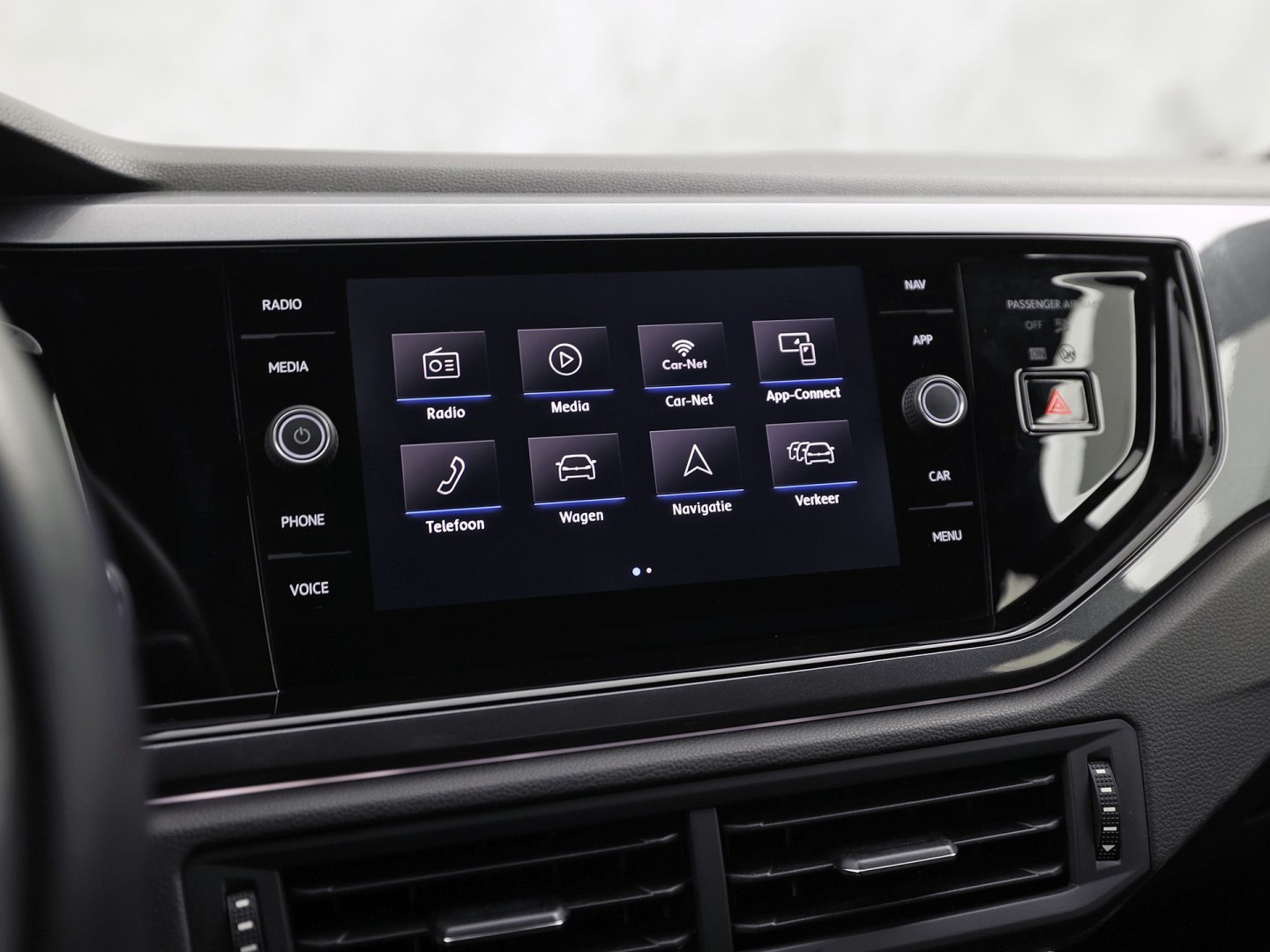 Volkswagen Polo 1.0 TSI R-Line Sport Automaat (VIRTUAL COCKPIT, ZWART HEMEL, GROOT NAVI, CLIMATE, LEDER, SPORTSTOELEN, GETINT GLAS, LM VELGEN, ADAPTIVE CRUISE, NIEUWSTAAT)