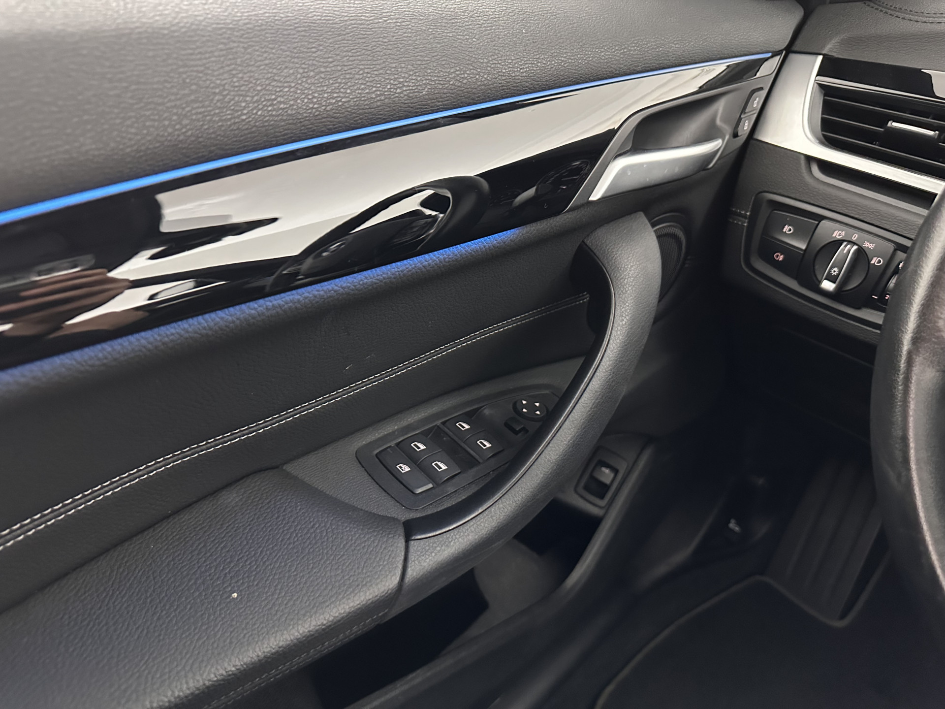 BMW X1 xDrive25e Sportline Business Edition Plus (Plug-In) (INCL-BTW) Aut. *PANO | LEATHER | FULL-LED | HEATED-SPORTSEATS | HIFI-SYSTEM | CAMERA | PRIVACYGLASS | NAVI-FULLMAP | ECC | HEAD-UP | PDC | KEYLESS | DAB | CRUISE | TOWBAR | AMBIENTLIGHT | 18