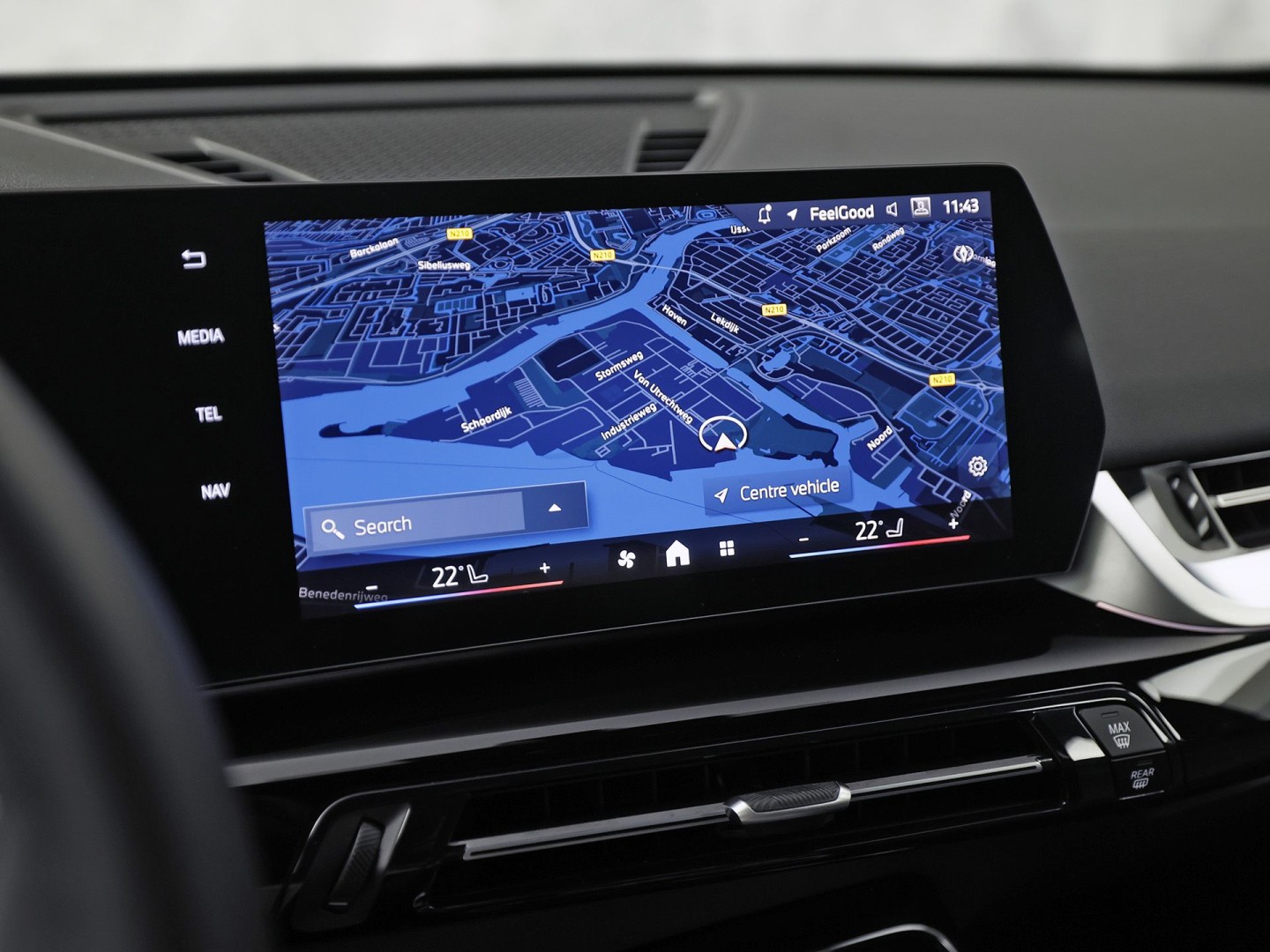 BMW X1 xDrive25e Sport Automaat 245Pk (APPLE CARPLAY, HEAD-UP DISPLAY, 360 CAMERA, GETINT GLAS, LEDER, STOELVERWARMING, ZWARTE HEMEL, NIEUWSTAAT)