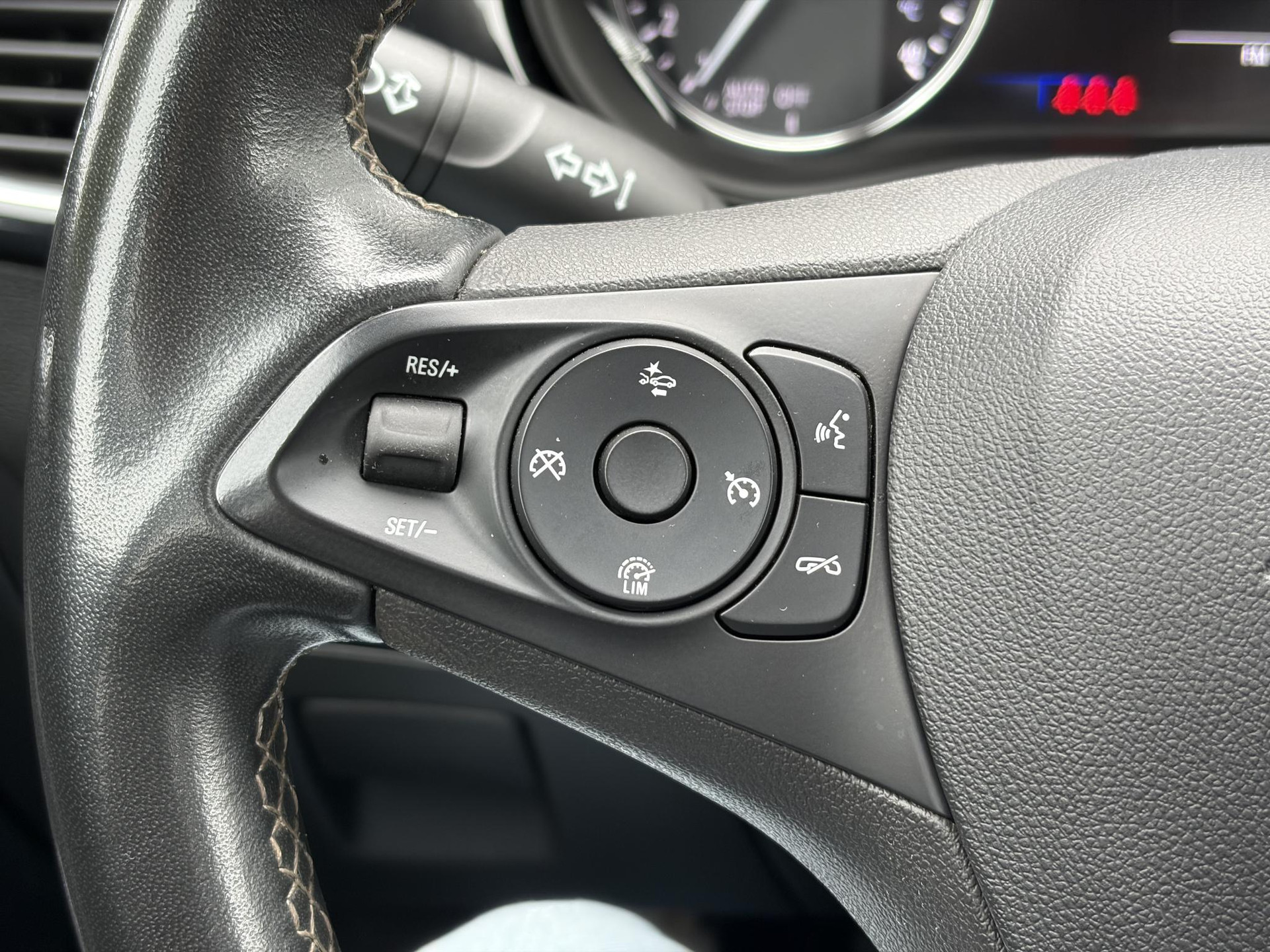 Opel Astra 1.2 Business Elegance 2e Eigenaar l Navi l Camera l Carplay l Keyless l Trekhaak l 110pk l Pdc V+A l Halfleder l 6 Bak l N.A.P l | Lm velgen l Rijstrooksensor l Apk tot 07-2027