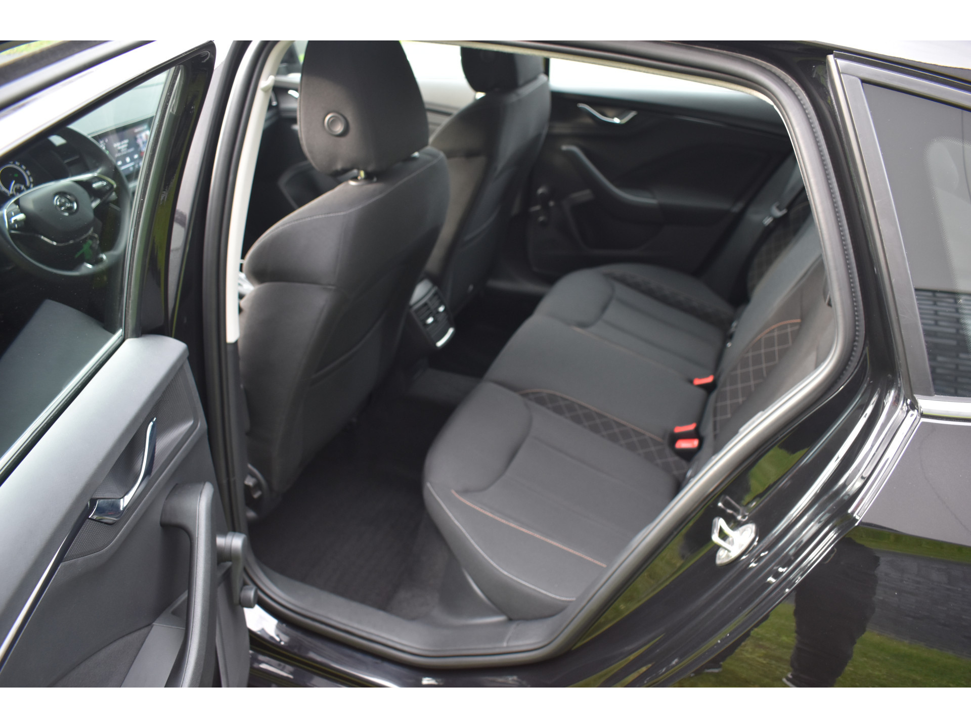 ŠKODA Scala 1.0 TSI Ambition Automaat Carplay Navigatie Front/lane assist Stoelverwarming Parkeer sensoren