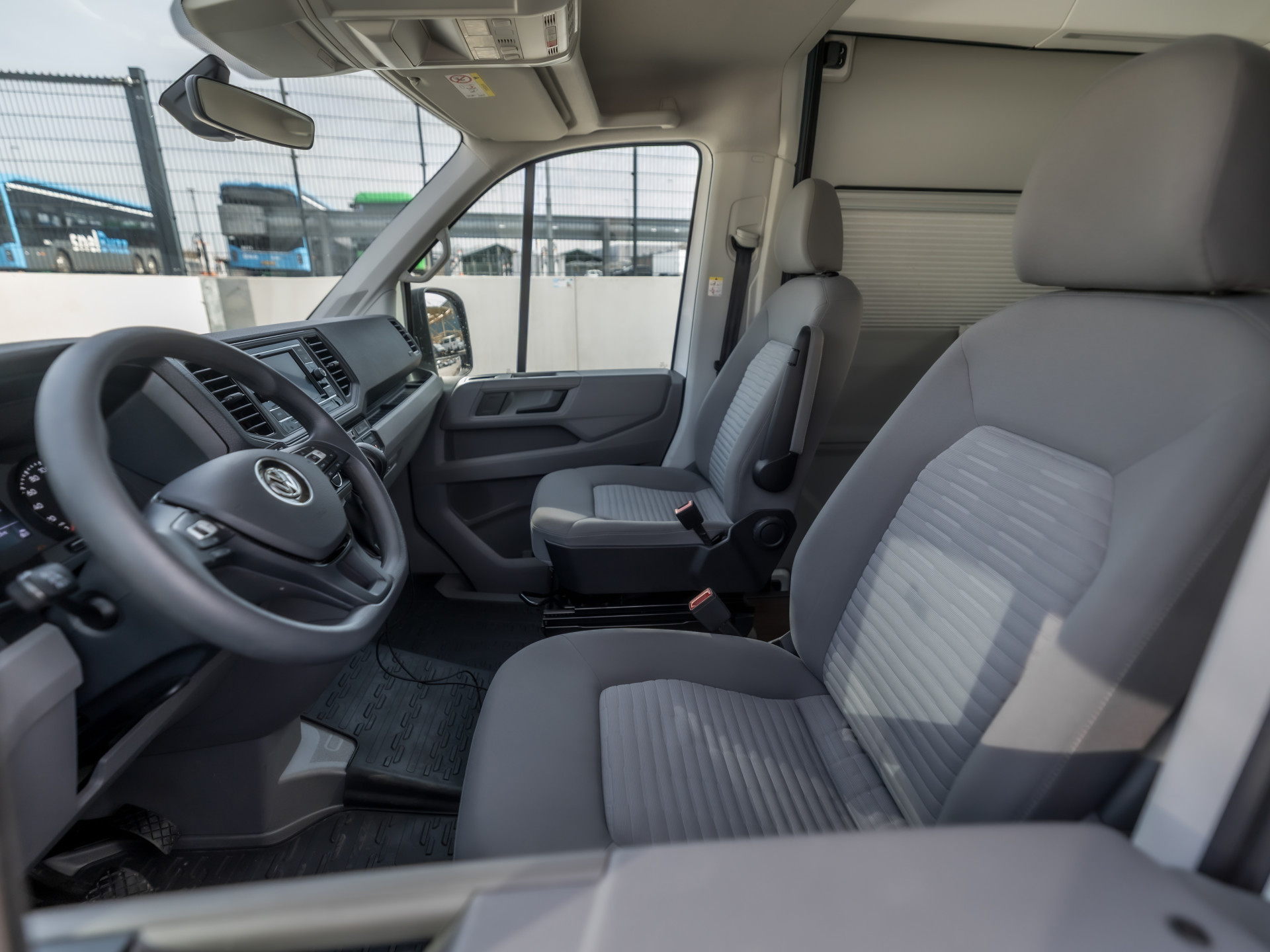 Volkswagen Crafter Grand California XXL 177Pk Automaat (LED KOPLAMPEN, STOELVERWARMING, KEUKEN, CENTRALE VERWARMING, KOELKAST, TOILET, DOUCHE, THULE ZONNESCHERM, FIETSENDRAGER, ZOET WATER)