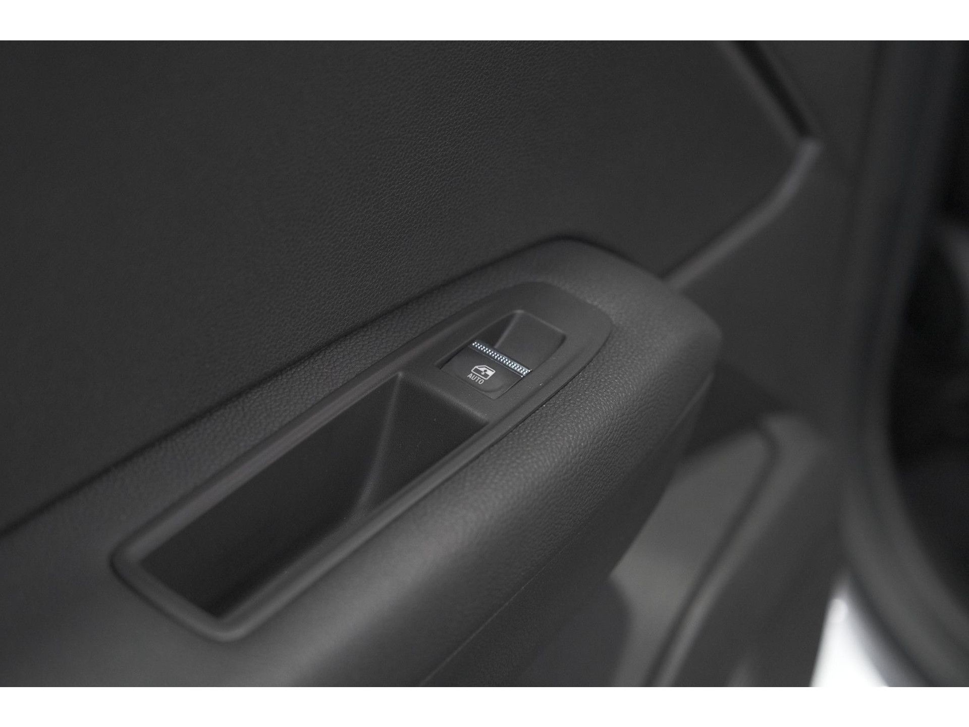 Renault Captur Mild Hybrid 140 EDC Techno | Camera | 9.3 Inch Scherm | Apple Carplay | Parkeersensoren | Allseason Banden | Stoelverwarming