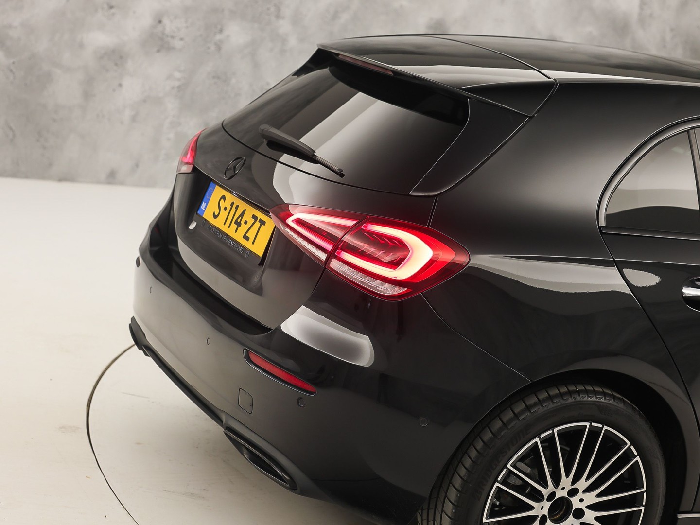 Mercedes-Benz A-Klasse 200 AMG Sport 163Pk Automaat (PANORAMADAK, APPLE CARPLAY, GROOT NAVI, SFEERVERLICHTING, CAMERA, SPORTSTOELEN, LEDER, GETINT GLAS, STOELVERWARMING, NIEUWSTAAT)