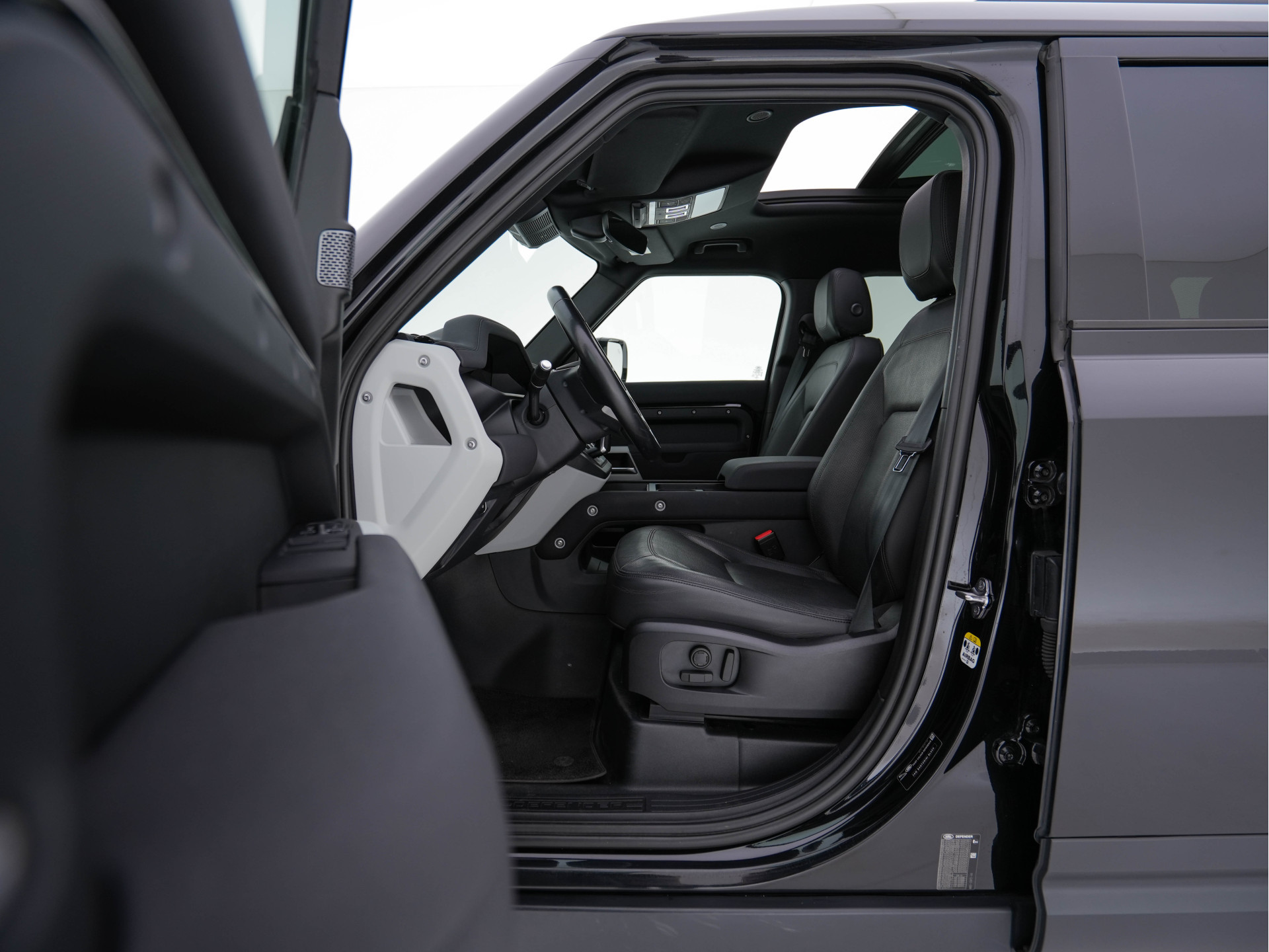 Land Rover Defender 110 2.0 P400e 110 XS Edition (Plug-in) (INCL-BTW) *PANO | LEATHER | FULL-LED | MERIDIAN-AUDIO | BLINDSPOT | TOPVIEW | AIRSUSPENSION | HEATED-COMFORTSEATS | KEYLESS | CARPLAY | LANE-ASIST | DAB+ | PRIVACYGLASS | 20''ALU*