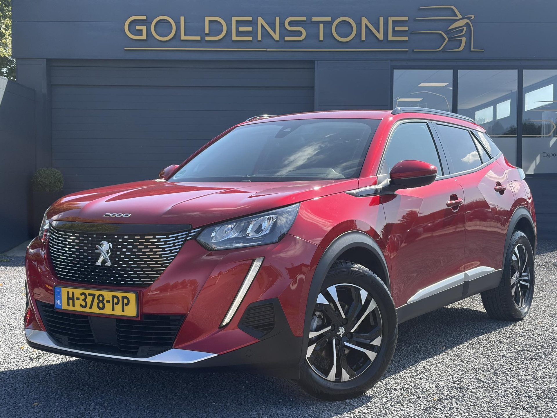 Peugeot 2008 1.2 PureTech Allure ✓Recent beurt gehad✓D-riem vv in 06-2025✓360° Camera✓Draadloze telefoonlader✓Carplay✓Keyless✓Automaat✓Trekhaak✓Halfleder✓Navi✓Clima✓Cruise✓131pk✓Lm velgen✓2e Eigenaar✓Pdc V+A✓Rijstrooksensor✓N.A.P✓Apk tot 04-2028