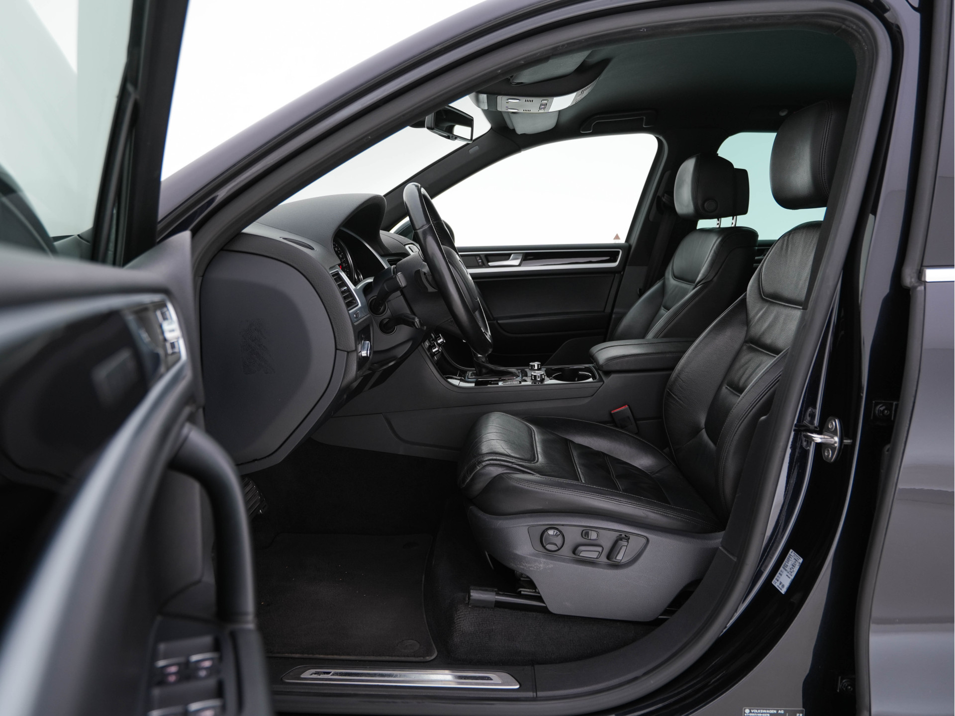 Volkswagen Touareg 3.0 TDI R-line-Sportpack AWD Aut. *FULL-LEATHER | BI-XENON | MEMORY-PACK | DYNAUDIO | AIR-SUSPENSION | NAVI-FULLMAP | COMFORT-SEATS  | ECC | HEATED-SEATS | PDC | CRUISE | TOWBAR | 21''ALU*