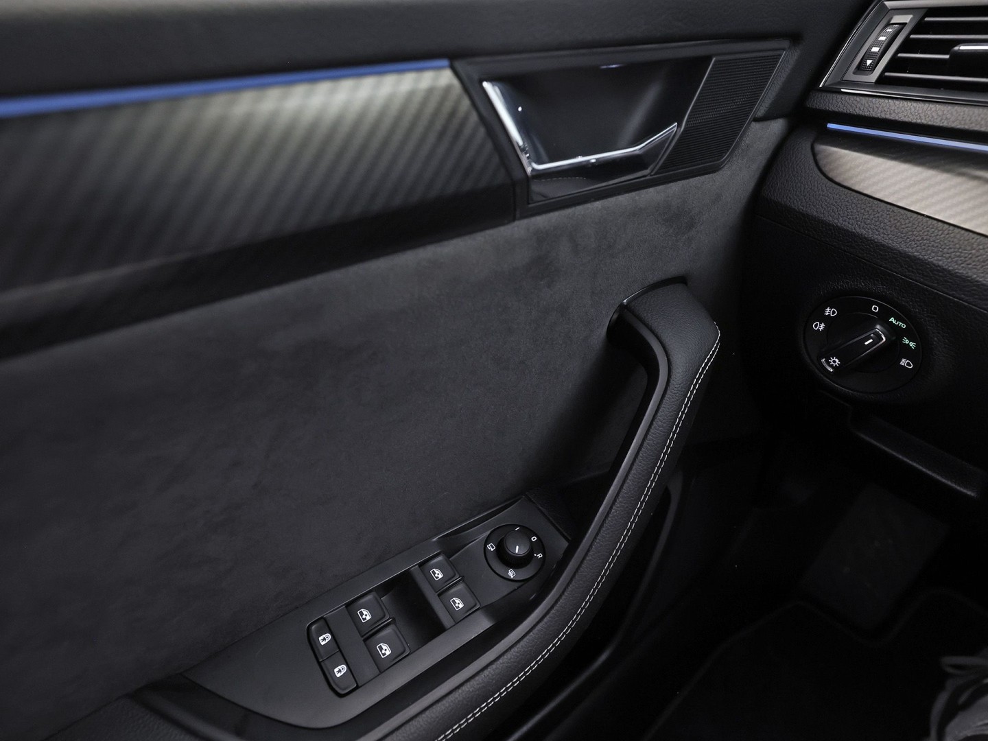 ŠKODA Superb Combi 1.4 TSI iV Sportline 218Pk Automaat (VIRTUAL COCKPIT, SOH 90,5%, APPLE CARPLAY, MEMORY SEATS, STOELVERWARMING ACHTER, GETINT GLAS, ADAPTIVE CRUISE, SFEERVERLICHTING, NIEUWE APK, NIEUWSTAAT)