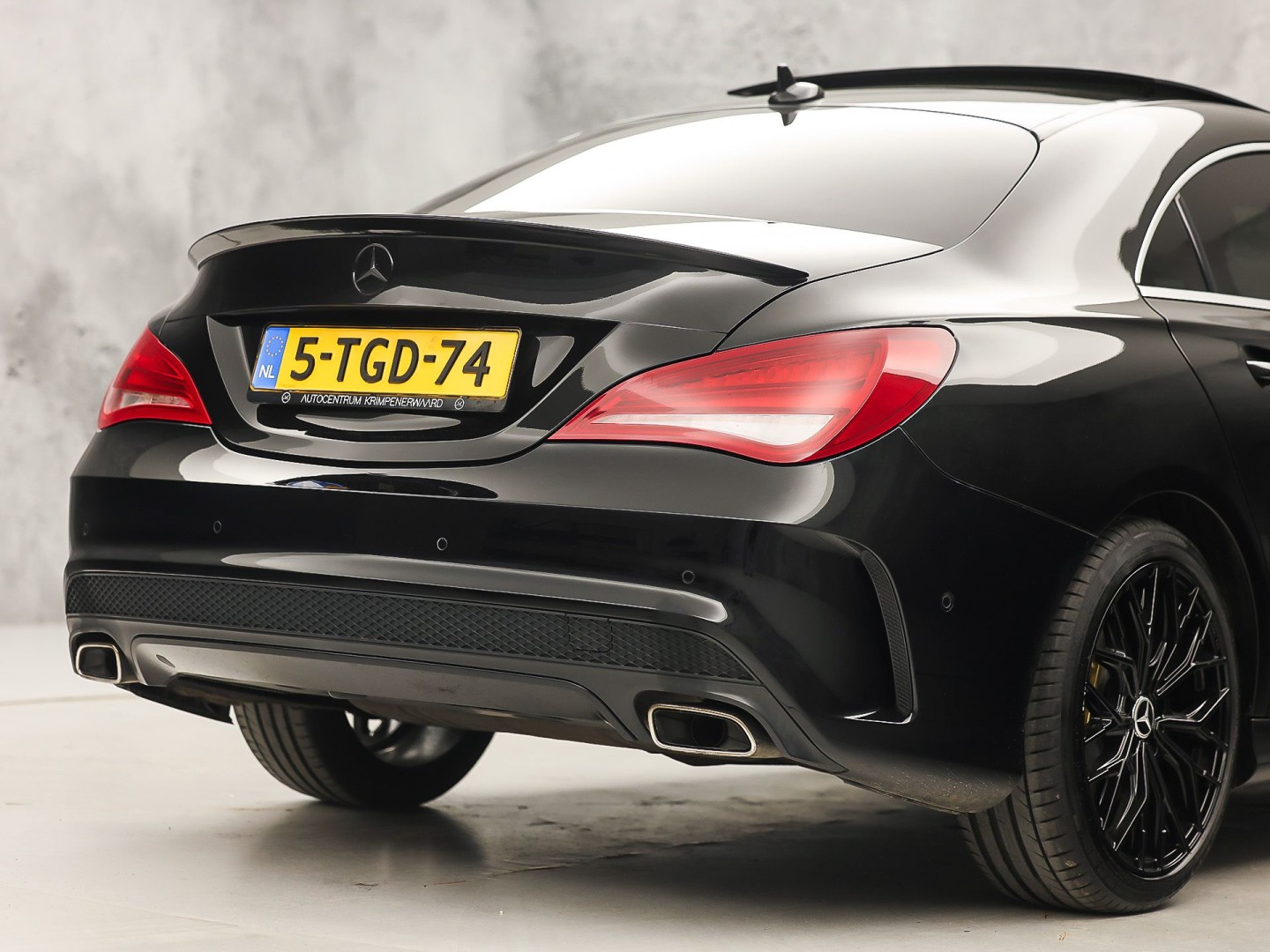 Mercedes-Benz CLA-Klasse 250 AMG Sport 211Pk Automaat (PANORAMADAK, STERRENHEMEL, NAVIGATIE, RODE GORDELS, LEDER/ALCANTARA, STOELVERWARMING, SPORTSTOELEN, GETINT GLAS, CRUISE, NIEUWSTAAT)