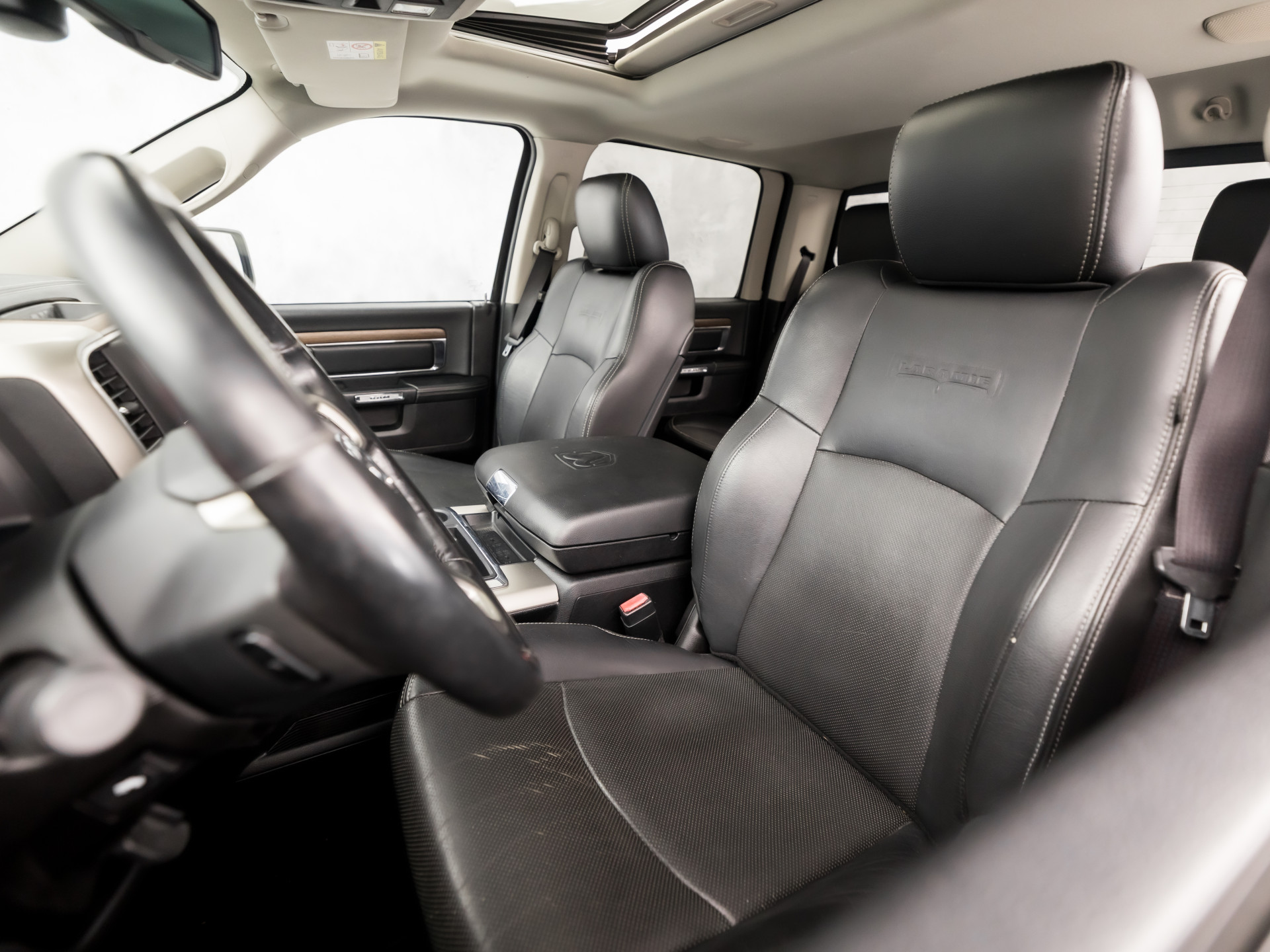 Dodge Ram 5.7 V8 4x4 Quad Cab 6'4 402Pk Automaat (MARGE, SCHUIFDAK, LUCHTVERING, STOELKOELING/VERWARMING, NAVIGATIE, CAMERA, LEDER, MEMORY SEATS, TREEPLANKEN, TREKHAAK, KEYLESS, GETINT GLAS, NIEUWE APK, NIEUWSTAAT)
