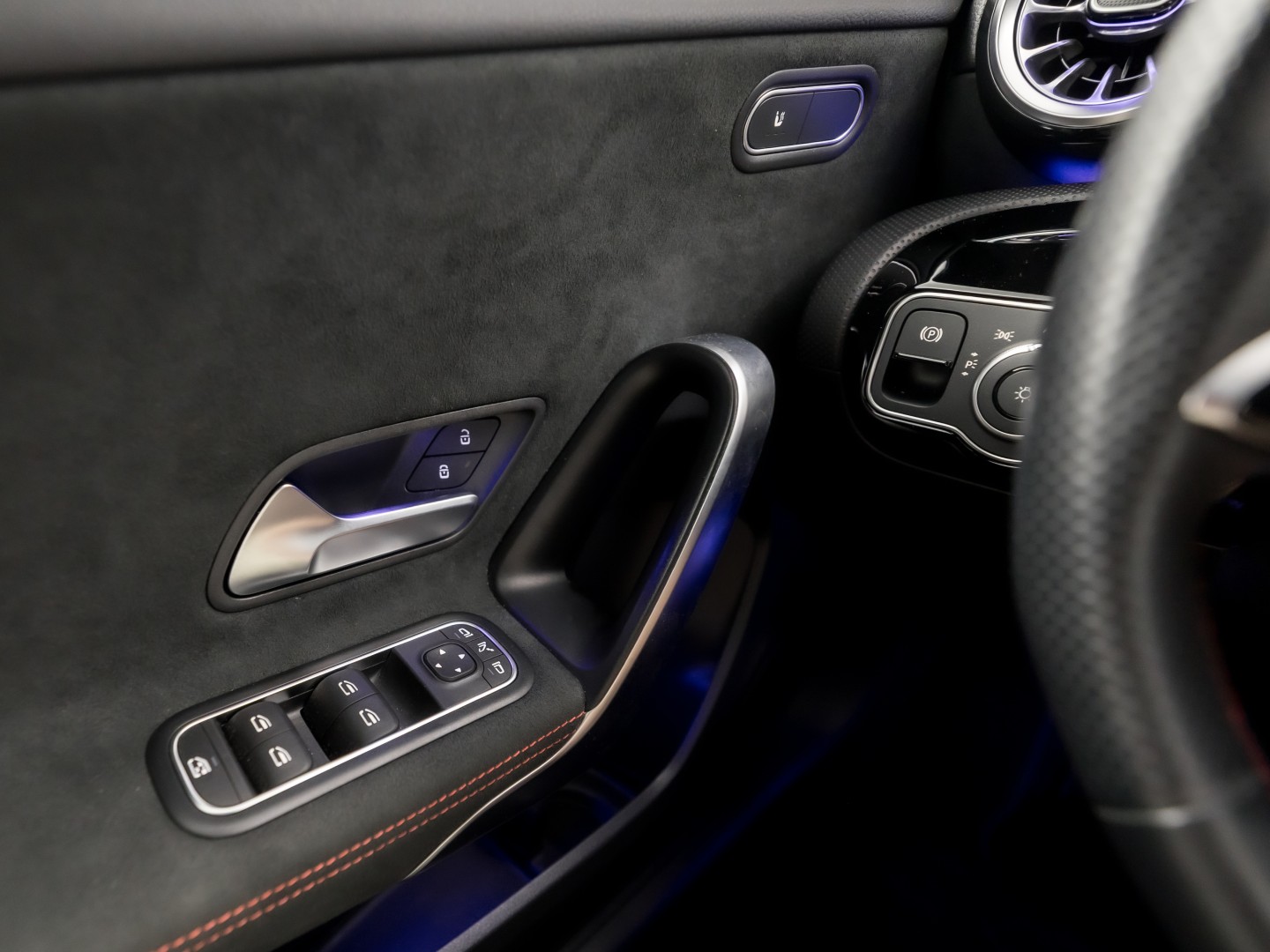 Mercedes-Benz A-Klasse 180 AMG Line Automaat (FABRIEKSGARANTIE, APPLE CARPLAY, GROOT NAVI, SFEERVERLICHTING, CAMERA, KUIPSTOELEN, STOELVERWARMING, GETINT GLAS, NIEUWSTAAT)