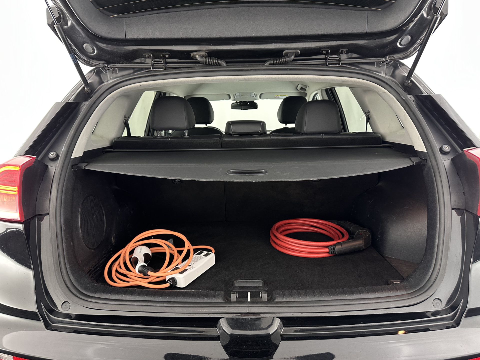 Kia e-Niro ExecutiveLine 64 kWh [ 3-Fase ] {SOH-100%} (INCL-BTW) Aut.*HEATPUMP | LEATHER | FULL-LED | NAVI-FULLMAP | ADAPTIVE-CRUISE | CAMERA | MEMORY-PACK | LANE-ASSIST | HEATED-COMFORTSEATS | SHIFTPADDLES | KEYLESS | DIGI-COCKPIT | PRIVACYGLAS