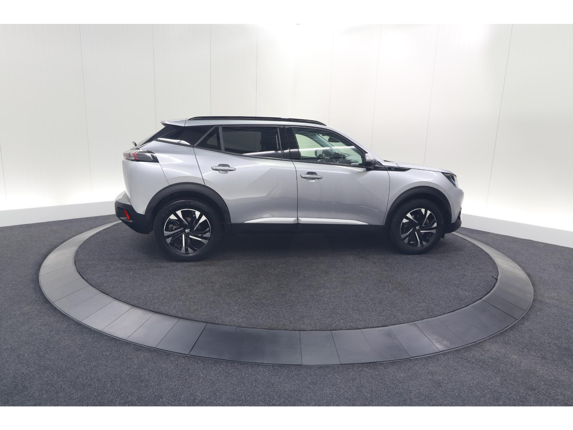 Peugeot e-2008 EV Allure 50 kWh | SOH=96.7 % | 3 Fase Laadfunctie | Camera | Navigatie | Parkeersensoren | Apple Carplay