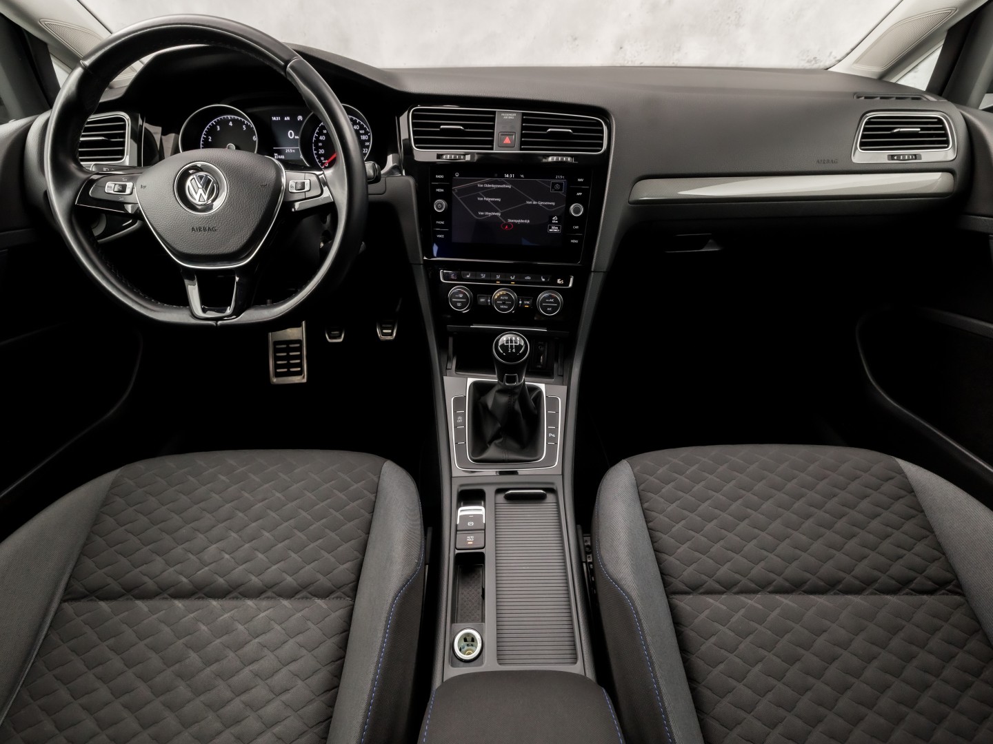 Volkswagen Golf 1.0 TSI Sportline (APPLE CARPLAY, GROOT NAVI, CLIMATE, STOELVERWARMING, SPORTSTOELEN, LM VELGEN, GETINT GLAS, PARKEERSENSOREN, NIEUWSTAAT)