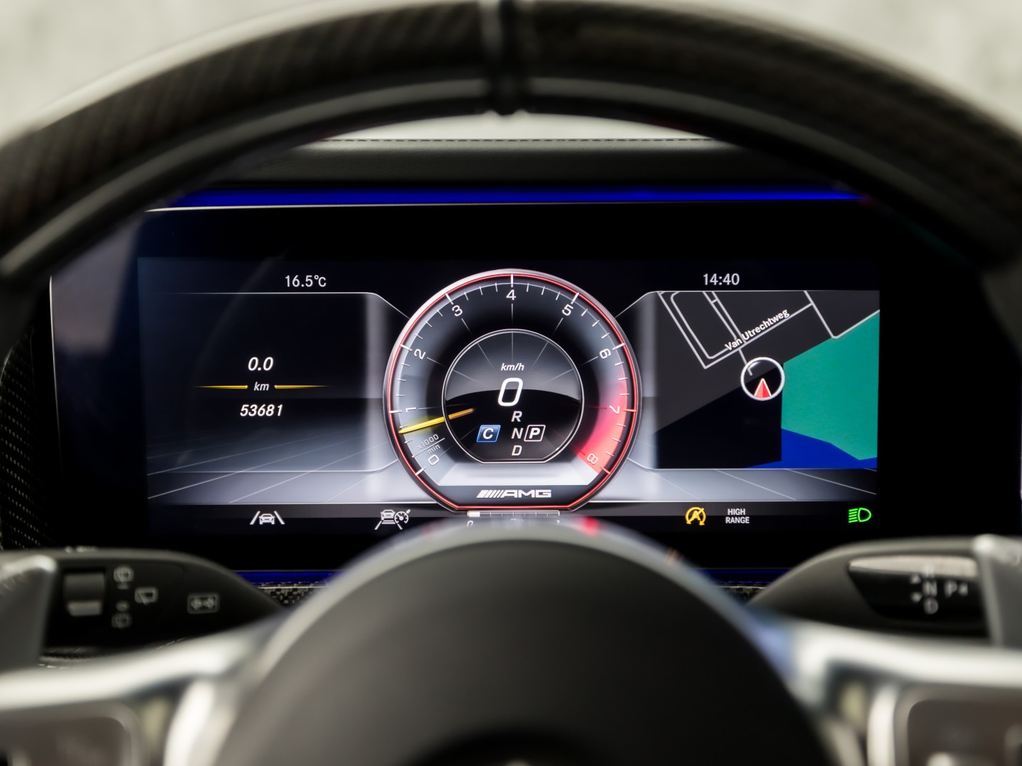Mercedes-Benz G-Klasse 63 AMG 585Pk (SCHUIFDAK, CARBON PACK, ALCANTARA HEMEL, APPLE CARPLAY, BURMESTER, MASSAGE, STOELKOELING/VERWARMING, ADAPTIVE CRUISE, 360 CAMERA, SFEERVERLICHTING, TREKHAAK, NIEUWSTAAT)