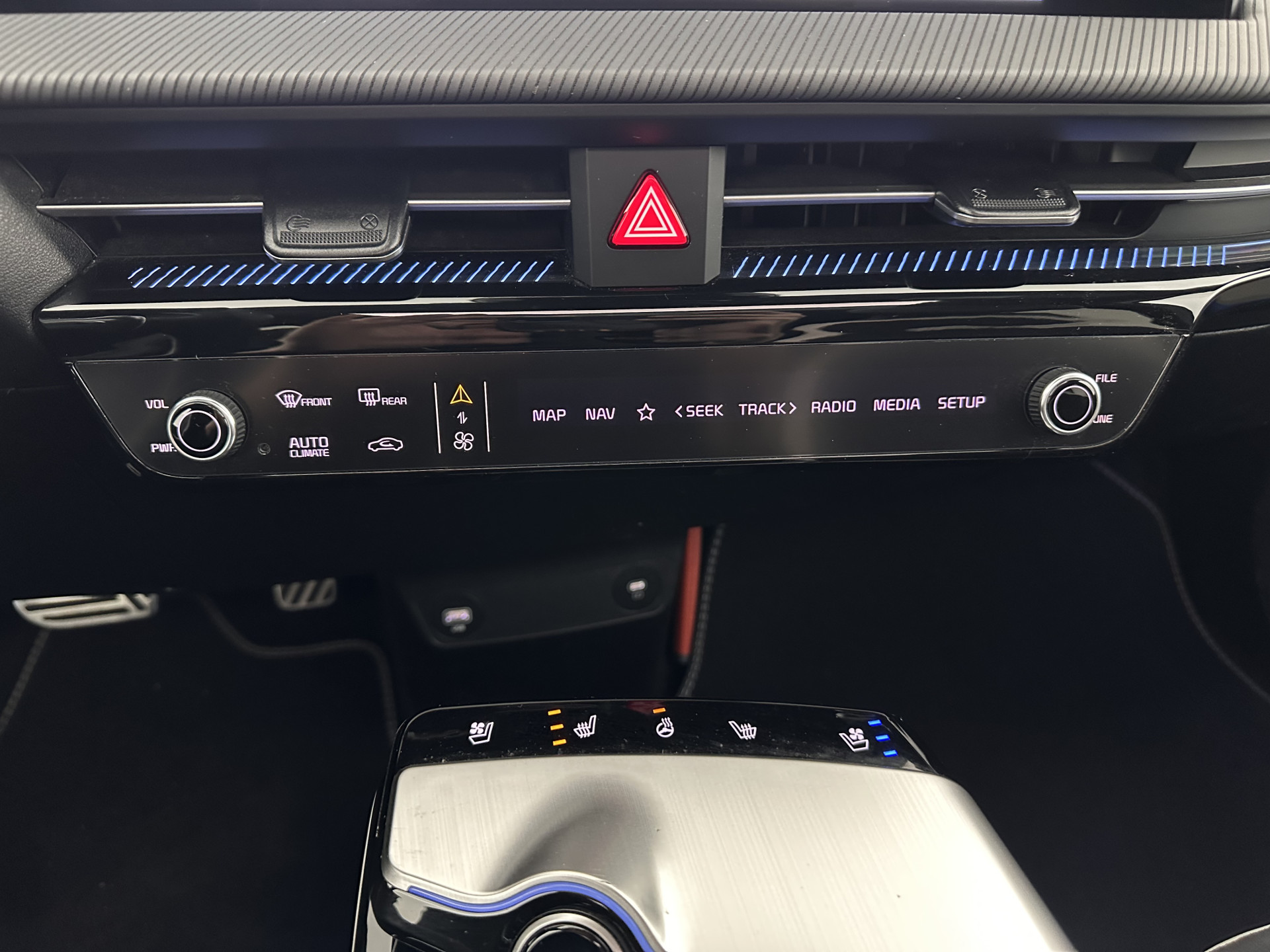 Kia EV6 GT-Line 77.4 kWh [ 3-Fase-11kW ] (SOH-100%) (INCL-BTW) Aut. *HEATPUMP | PANO | HEAD-UP | LEATHER-ALCANTARA | ADAPTIVE-CRUISE | DIGI-COCKPIT | MERIDIAN-AUDIO | MEMORYPACK | FULL-LED | KEYLESS | TOPVIEW | DAB | BLINDSPOT | NAVI-FULLMAP |