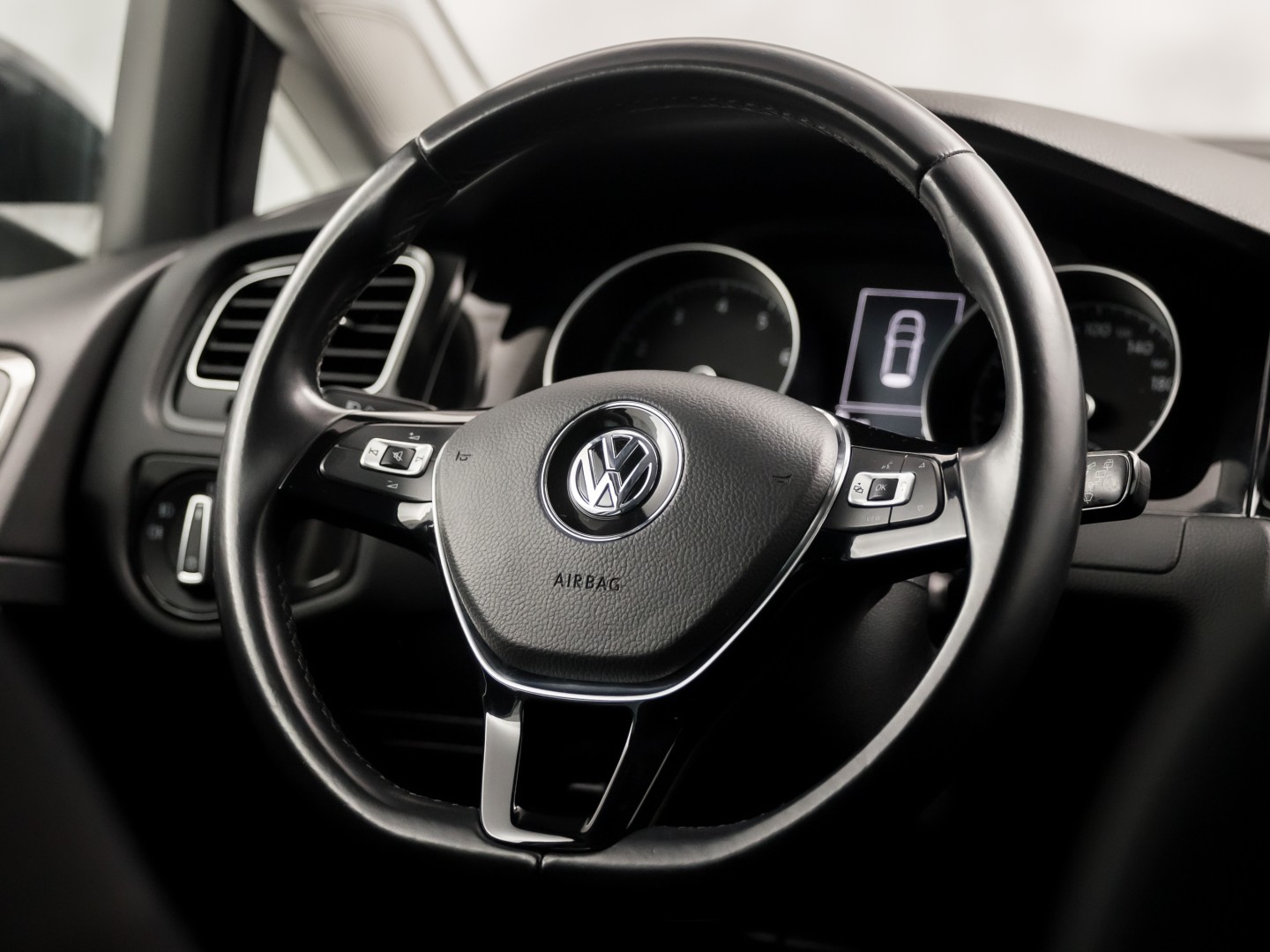 Volkswagen Golf 1.0 TSI Sportline (APPLE CARPLAY, GROOT NAVI, CLIMATE, STOELVERWARMING, SPORTSTOELEN, LM VELGEN, GETINT GLAS, PARKEERSENSOREN, NIEUWSTAAT)