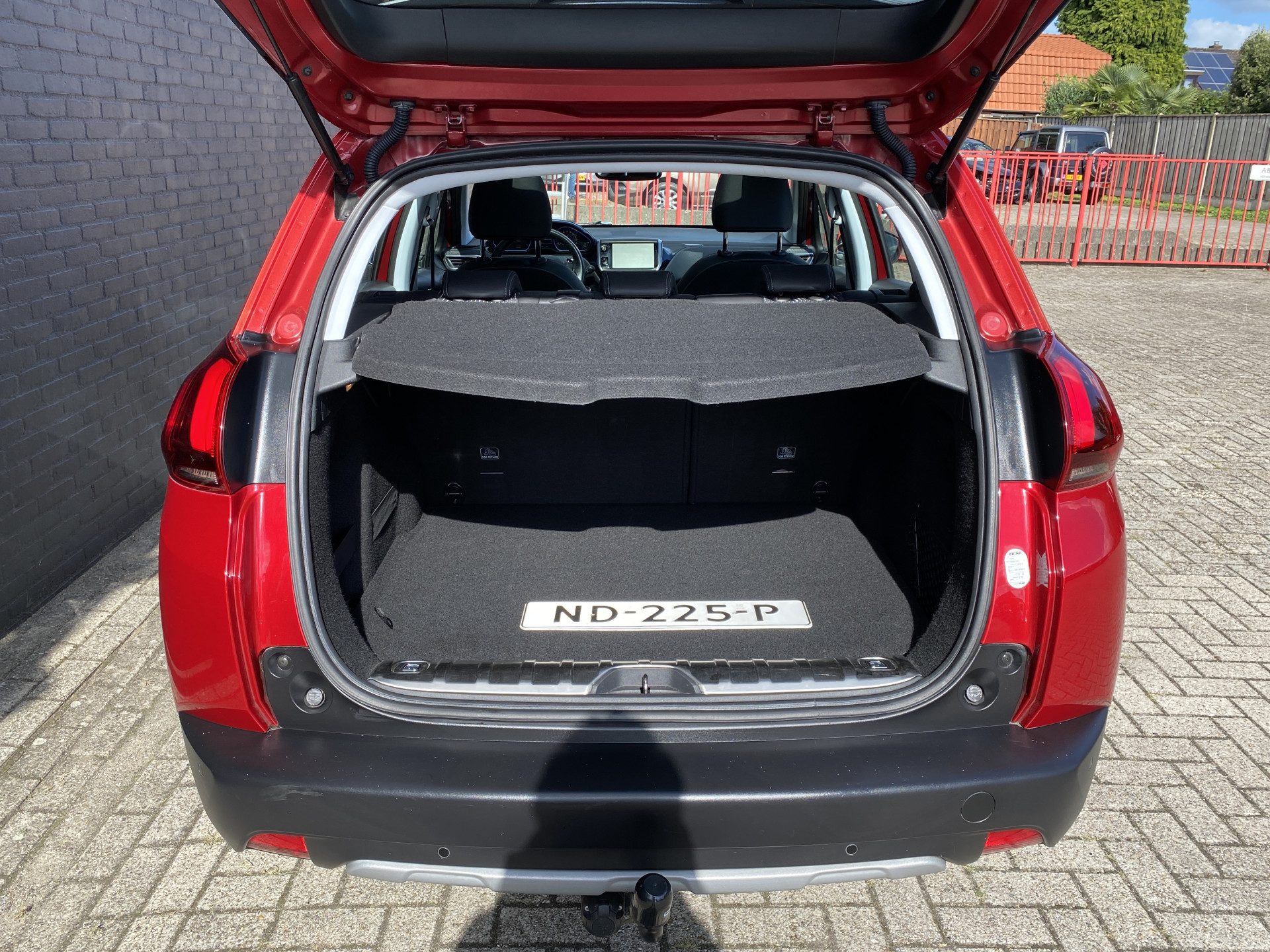Peugeot 2008 1.2 PureTech Allure AUT. | dealer onderh. | panoramadak | trekhaak | navigatie | cruise control | all season banden