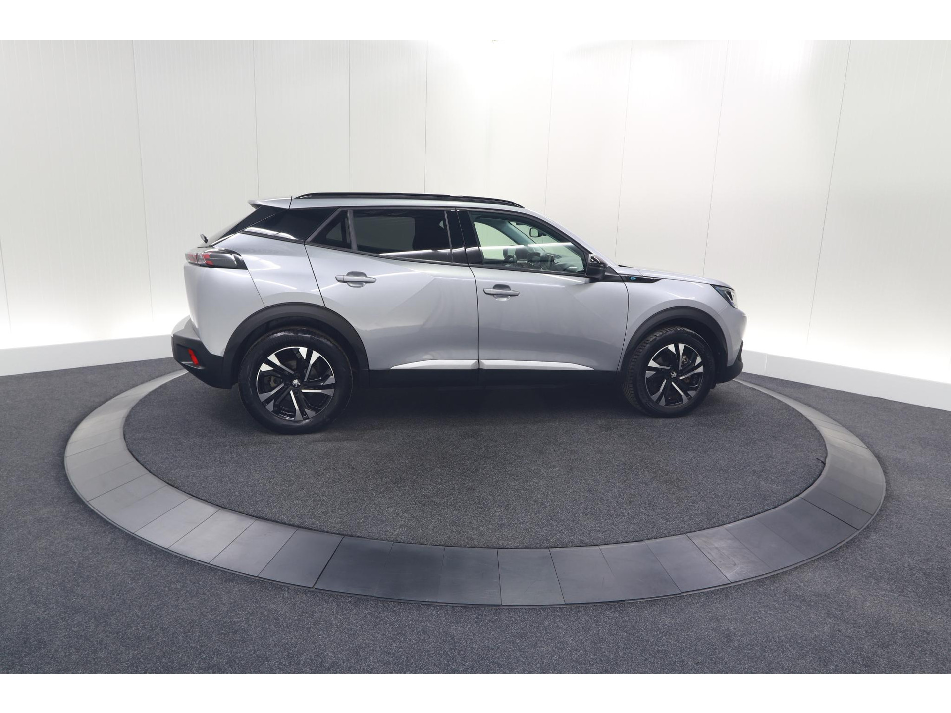 Peugeot e-2008 EV Allure Pack 50 kWh | 3 Fase Laadfunctie | Camera | Navigatie | Parkeersensoren | Apple Carplay