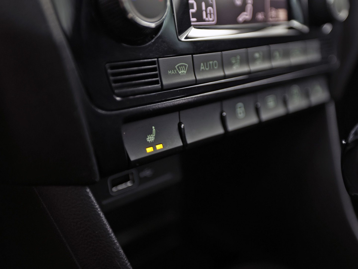 Škoda Rapid Spaceback 1.0 TSI Sport Automaat (PANORAMADAK, NAVIGATIE, CLIMATE, STOELVERWARMING, SPORTSTOELEN, GETINT GLAS, CRUISE, PARKEERSENSOREN, NIEUWSTAAT)