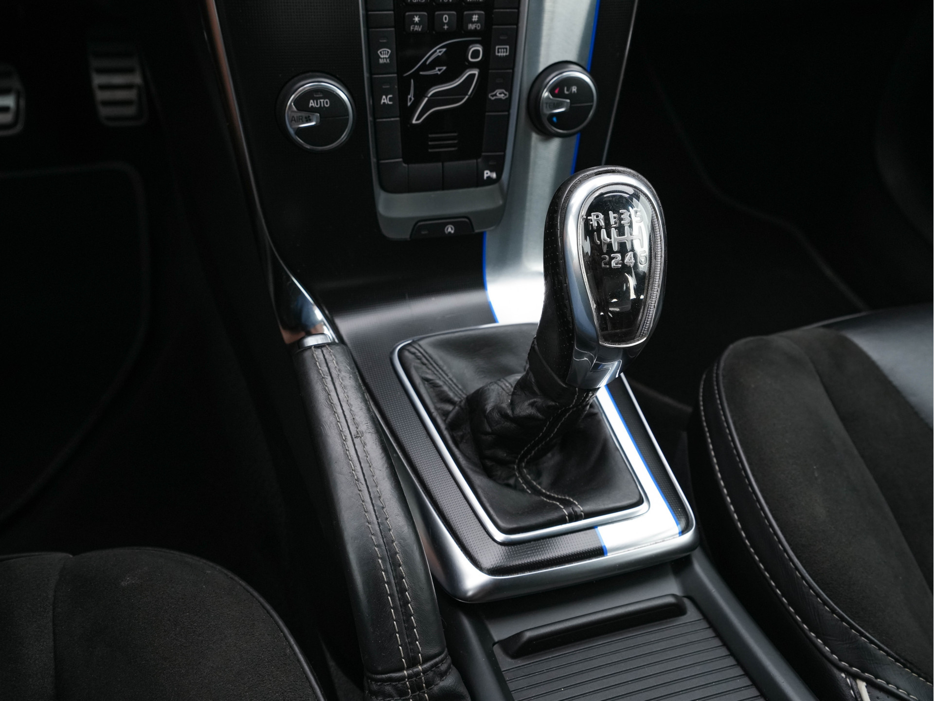 Volvo V40 1.6 T3 R-Design *NAVI-FULLMAP | LEATHER-ALCANTARA | ECC | PDC | CRUISE | SPORT-SEATS | TOWBAR | 17''ALU*