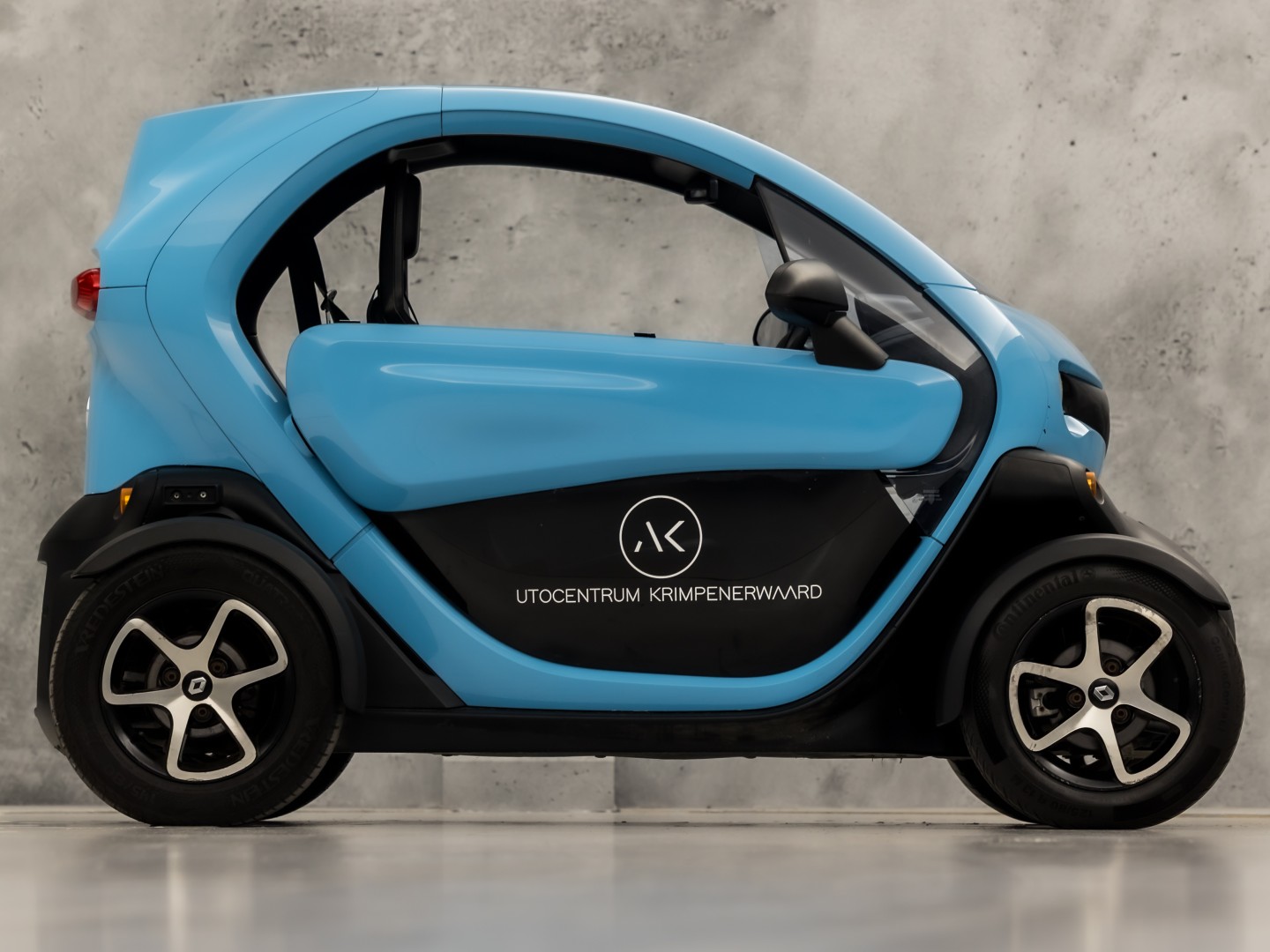 Renault Twizy Life (45 KMH, BROMMER KENTEKEN, ZWART LEDER, PARKEERSENSOREN, SPORTSTOEL, NIEUWSTAAT)
