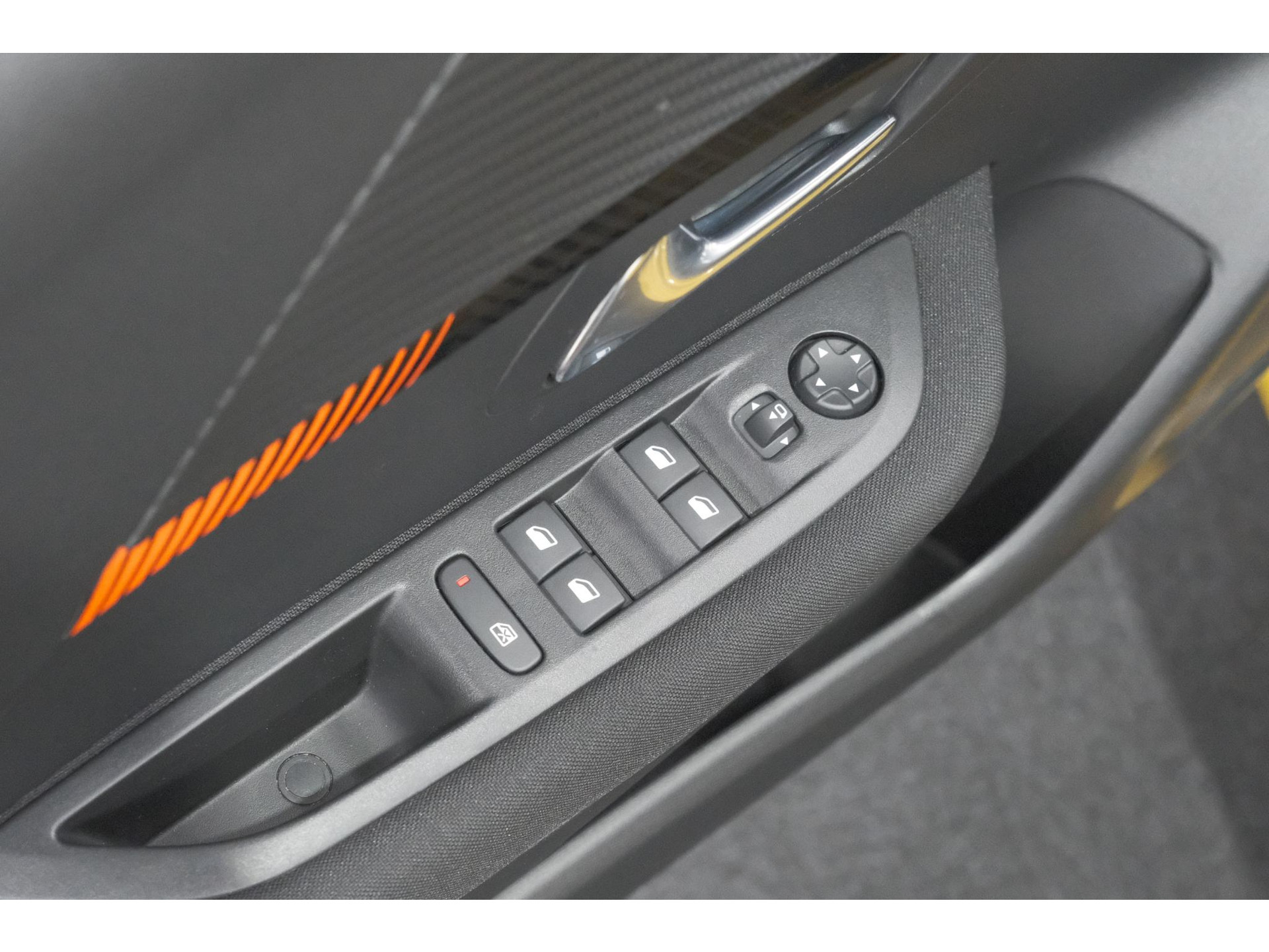 Peugeot e-208 EV Active Pack 50 kWh | 96,8% SOH | Navigatie | Parkeersensoren | Stoelverwarming