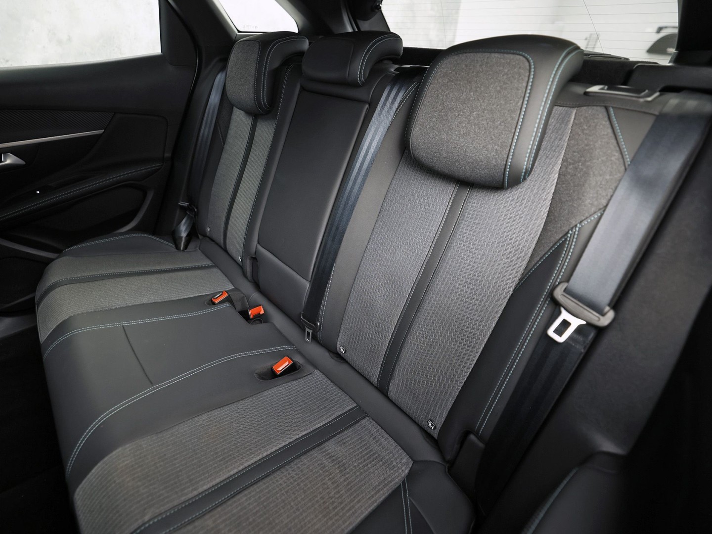 Peugeot 3008 1.6 HYbrid 225 Allure Sport 225Pk Automaat (APPLE CARPLAY, GROOT NAVI, 360 CAMERA, SPORTSTOELEN, LEDER, KEYLESS, GETINT GLAS, LANE ASSIST, NIEUWSTAAT)