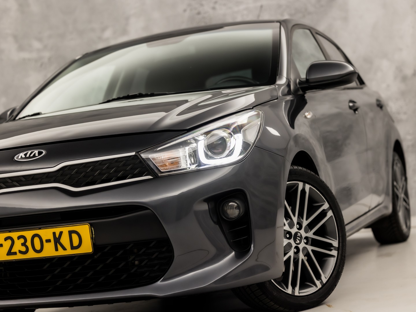 Kia Rio 1.4 DynamicLine Sport Automaat (STUUR/STOELVERWARMING, GETINT GLAS, CAMERA, SPORTSTOELEN, LM VELGEN, ELEK PAKKET, NIEUWSTAAT)