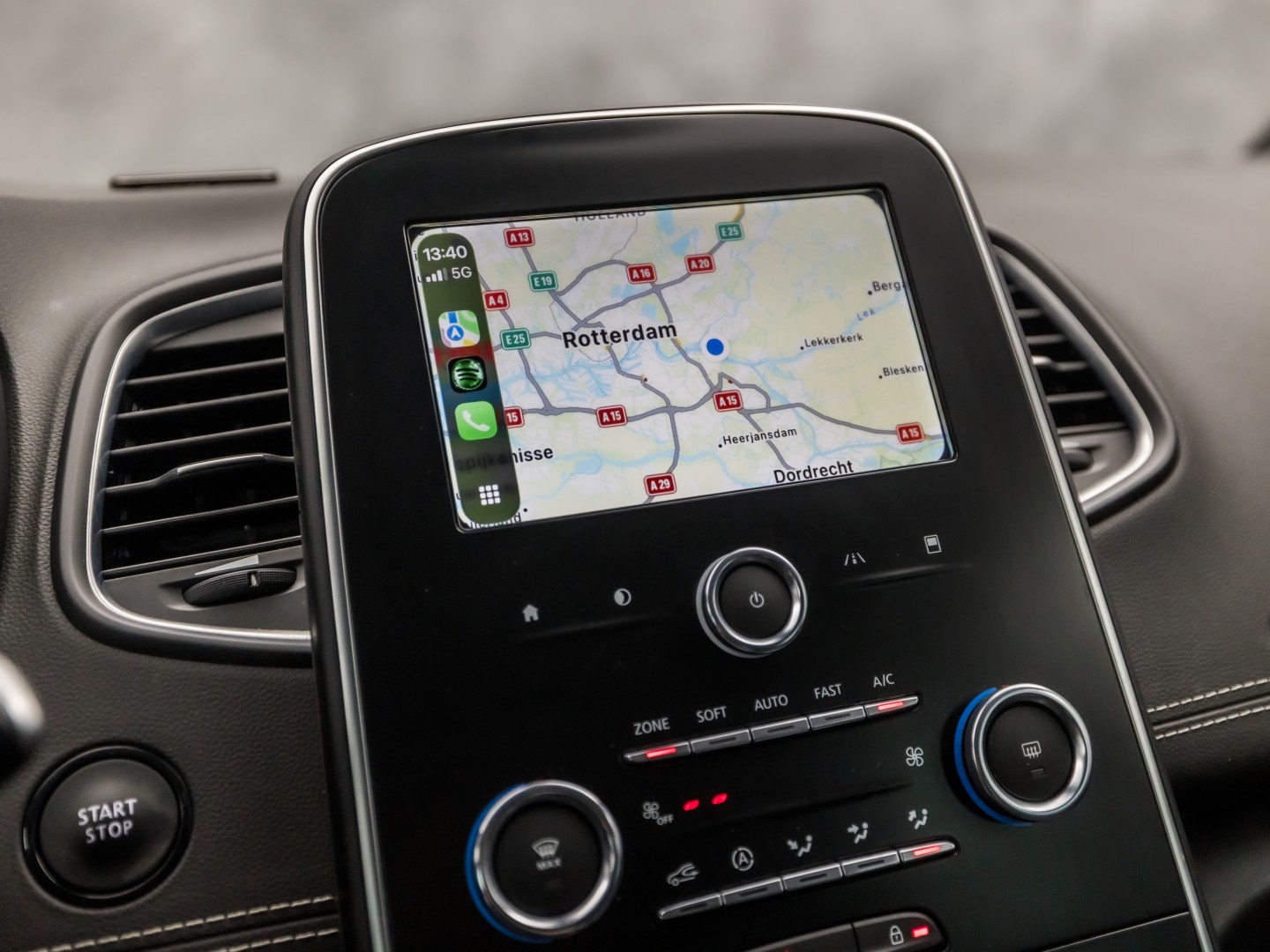 Renault Scénic 1.3 TCe Intens Sport (APPLE CARPLAY, NAVIGATIE, CAMERA, CLIMATE, LEDER, SPORTSTOELEN, GETINT GLAS, CRUISE, NIEUWSTAAT)