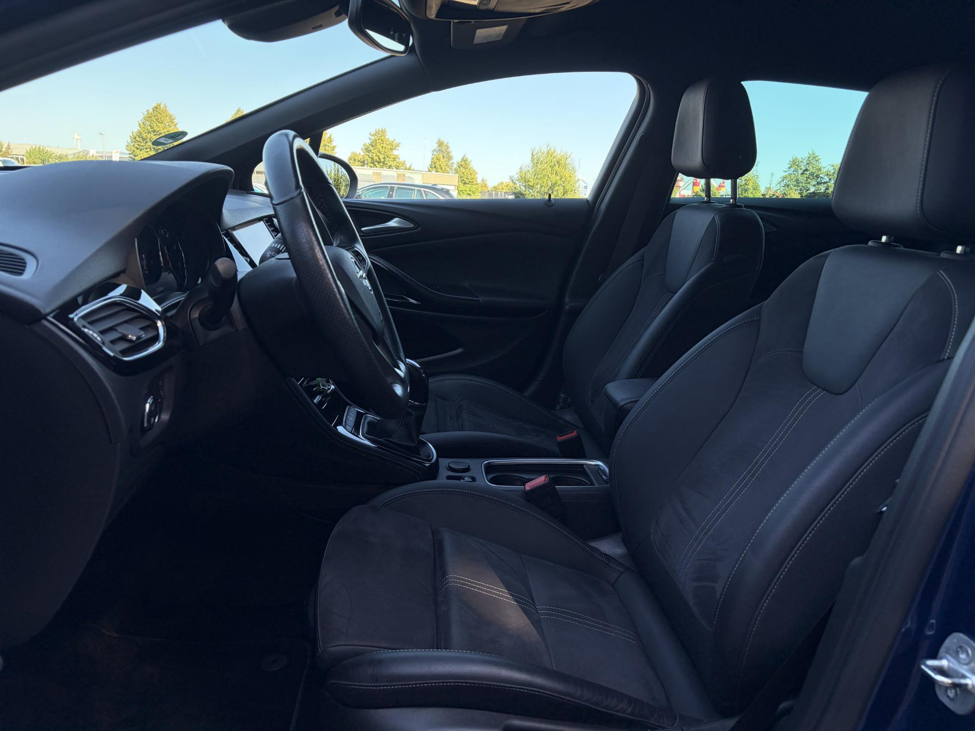 Opel Astra Sports Tourer 1.2 Ultimate ✓146pk✓2e Eigenaar✓Trekhaak✓Camera✓Carplay✓Navi✓Alcantara-Leder✓17''Lmv✓Stoelverw-Stuurverw✓Net beurt gehad✓Dodehoek✓Rijstrooksensor✓Pdc V+A✓6 Bak✓N.A.P✓Bj 11-2020✓Apk tot 08-2028