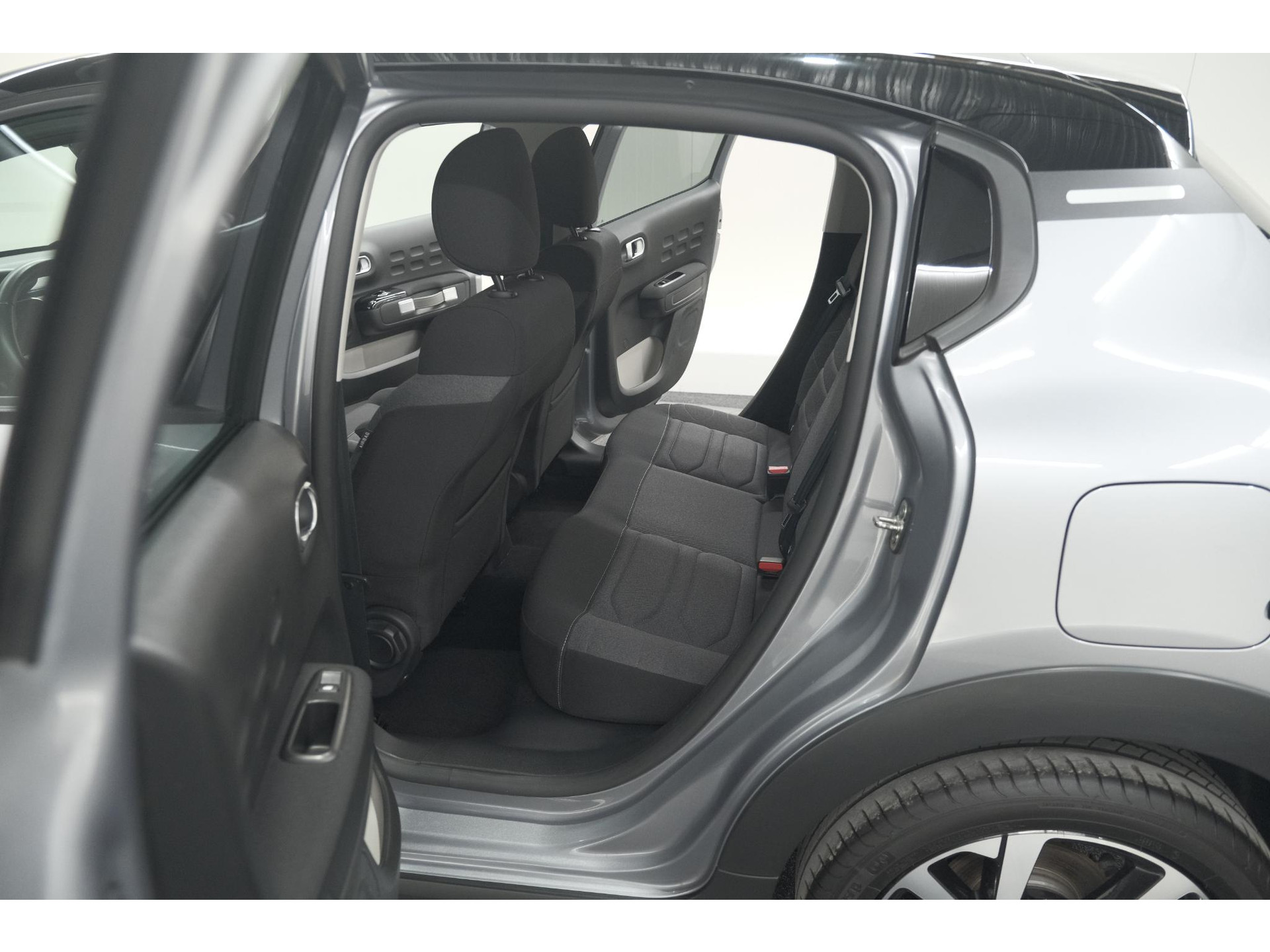 Citroen C3 PureTech 110 EAT6 Shine | Camera | Navigatie | Parkeersensoren | Apple Carplay | 17 Inch Lichtmetalen Velgen