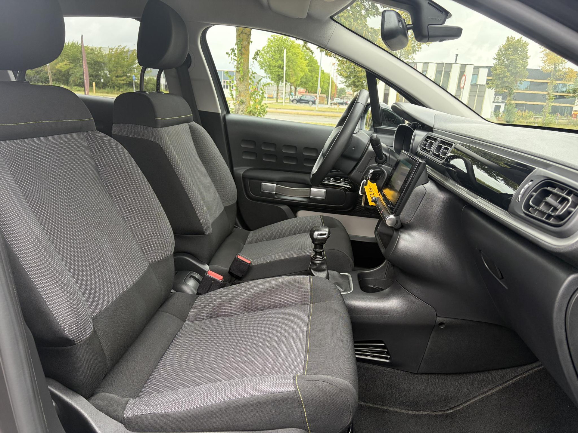 Citroen C3 1.2 PureTech S&S Shine D-riem vv in 02-2025 l 1e Eigenaar l Dealer Onderhouden l 110pk l Navi l Camera l Carplay l Clima l Cruise l Lm velgen l 6 Bak l Rijstrooksensor l Pdc l N.A.P l Apk tot 03-2027